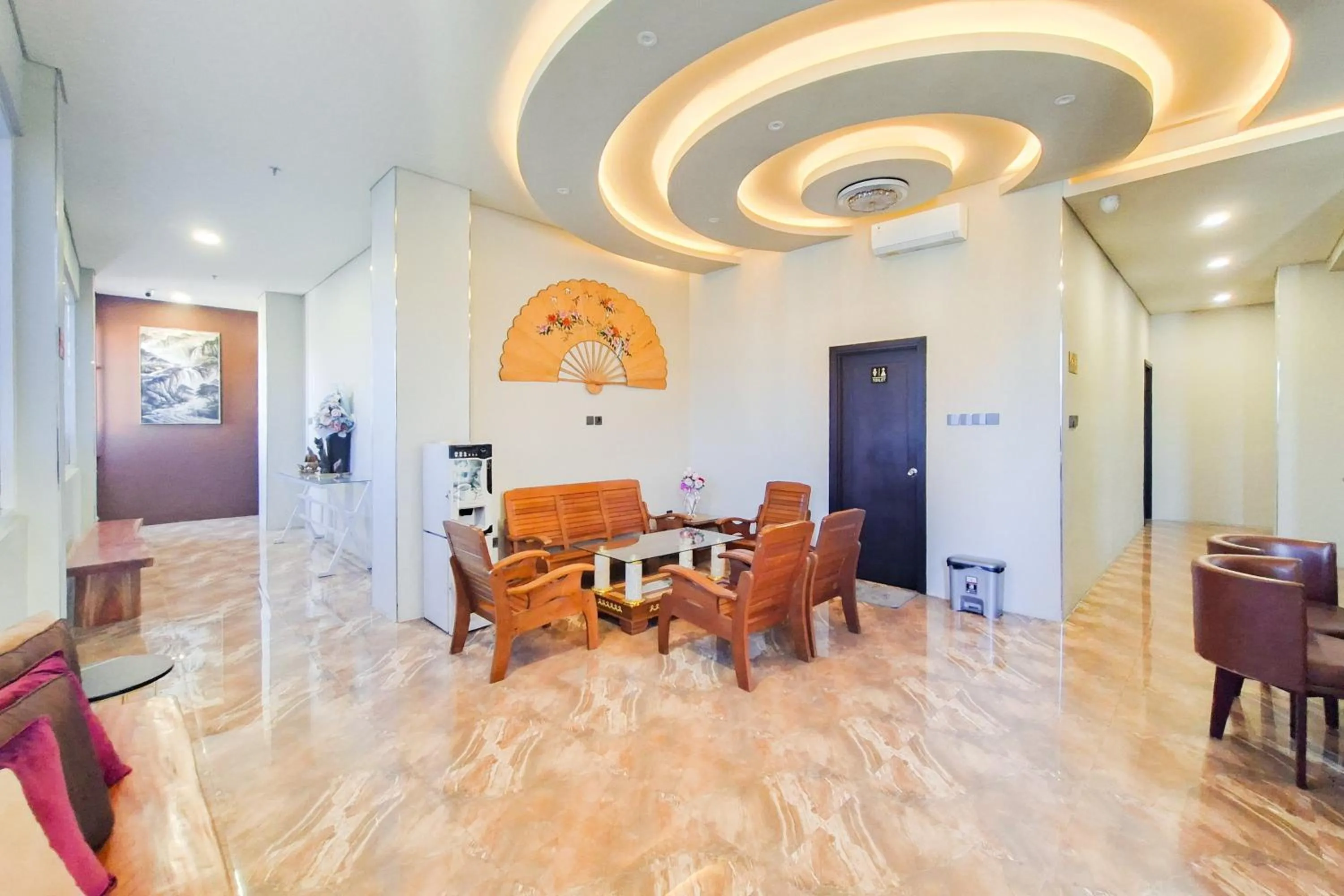 Seating area in RedDoorz Plus Syariah at Lotus Residence