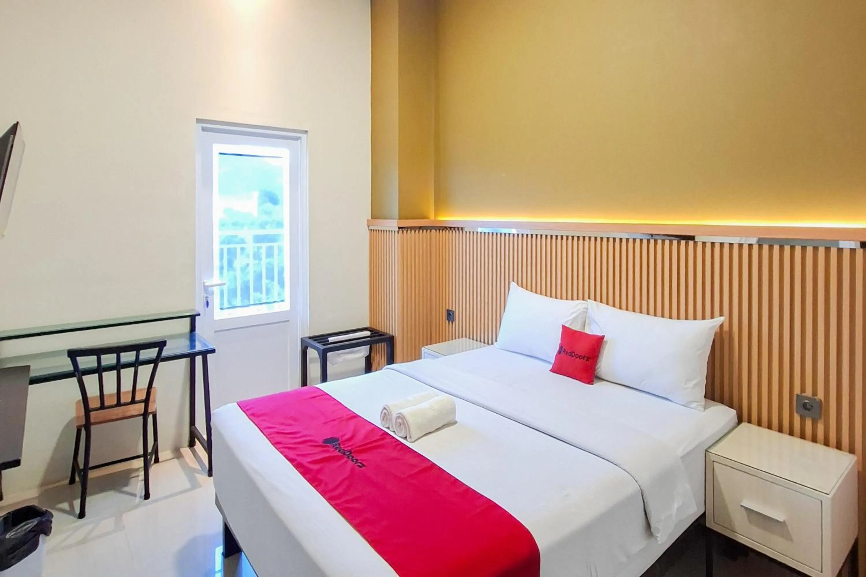 Bedroom, Bed in RedDoorz Plus Syariah at Lotus Residence