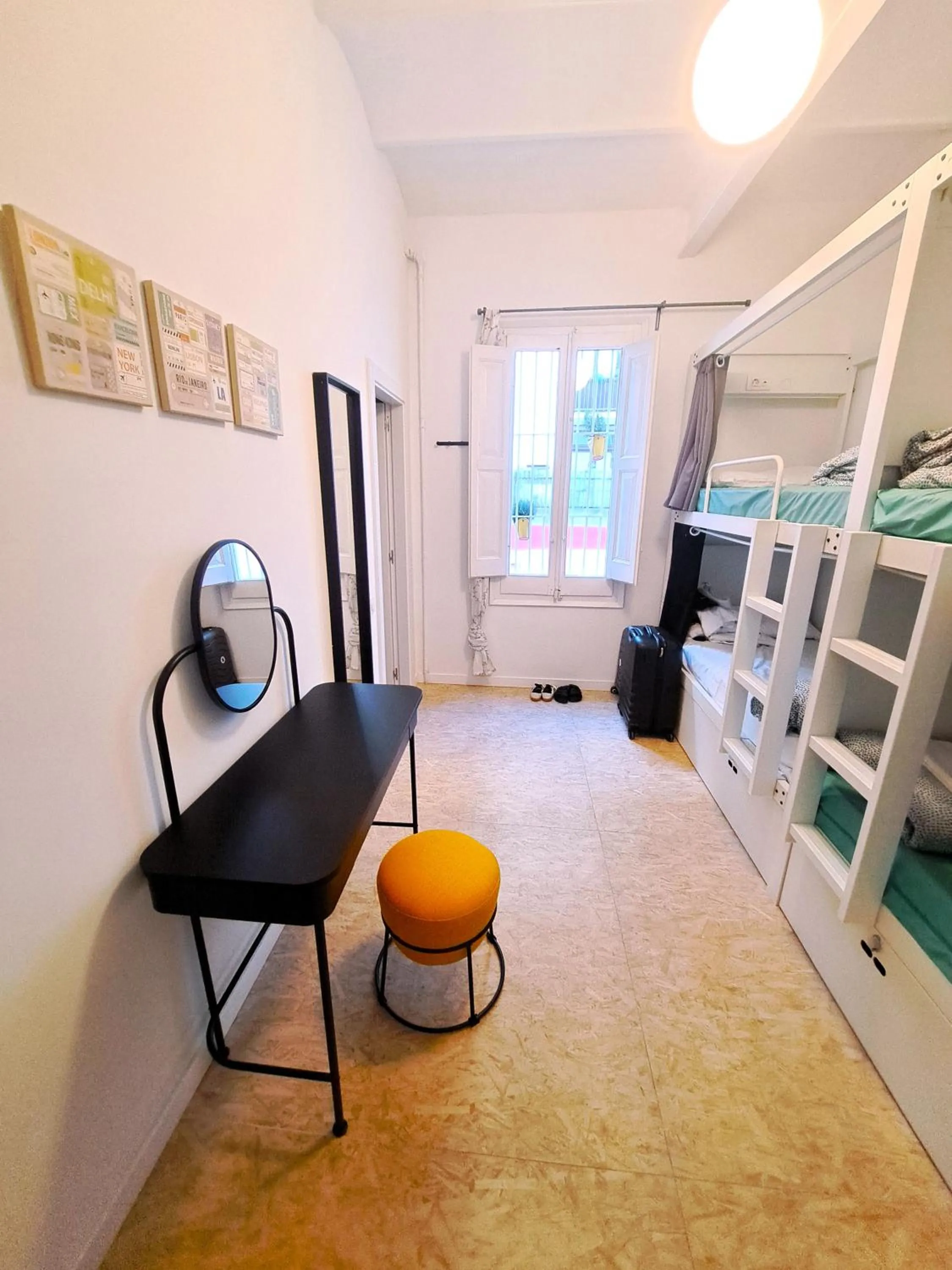 Photo of the whole room in Bed & Bike Barcelona