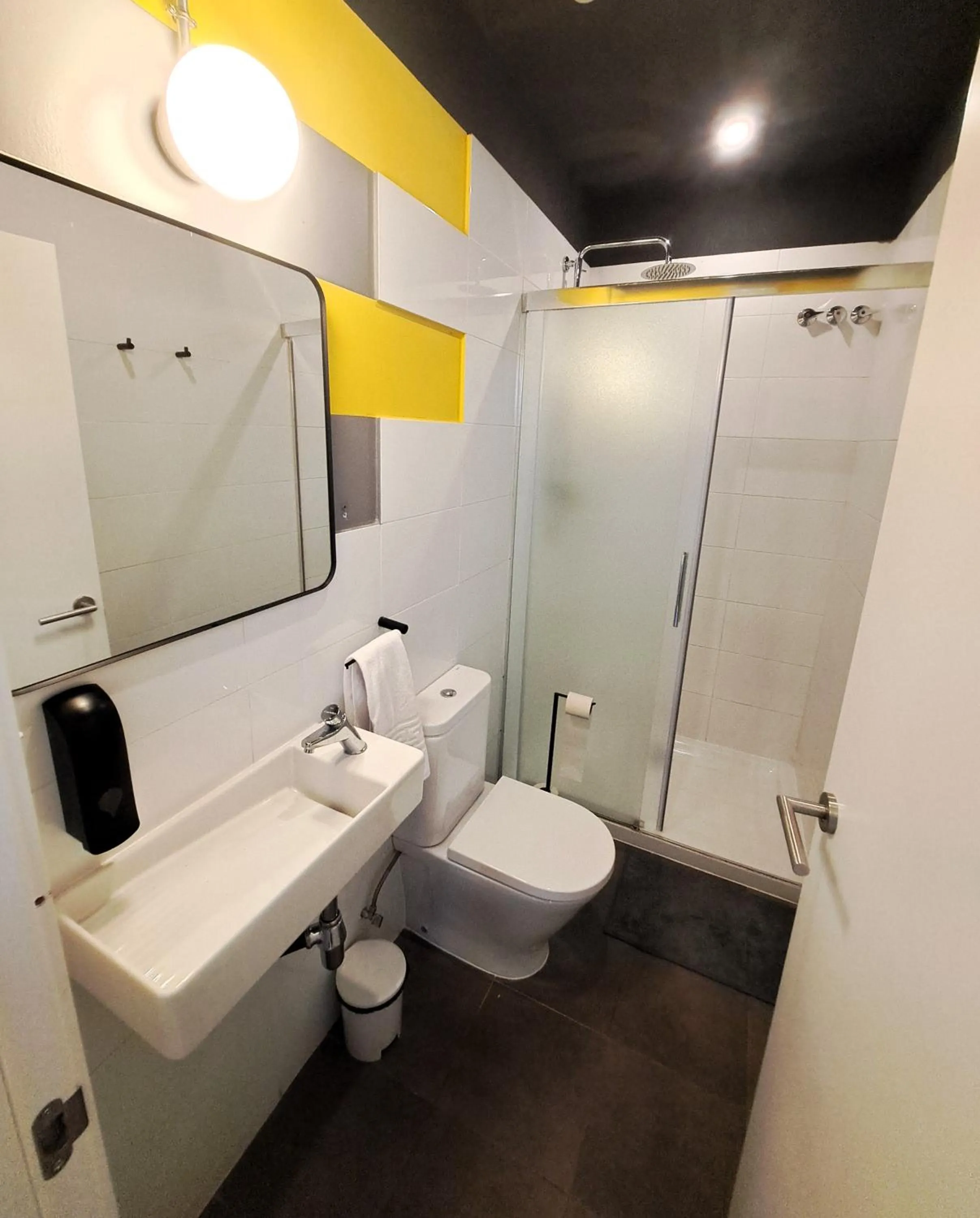 Bathroom in Bed & Bike Barcelona