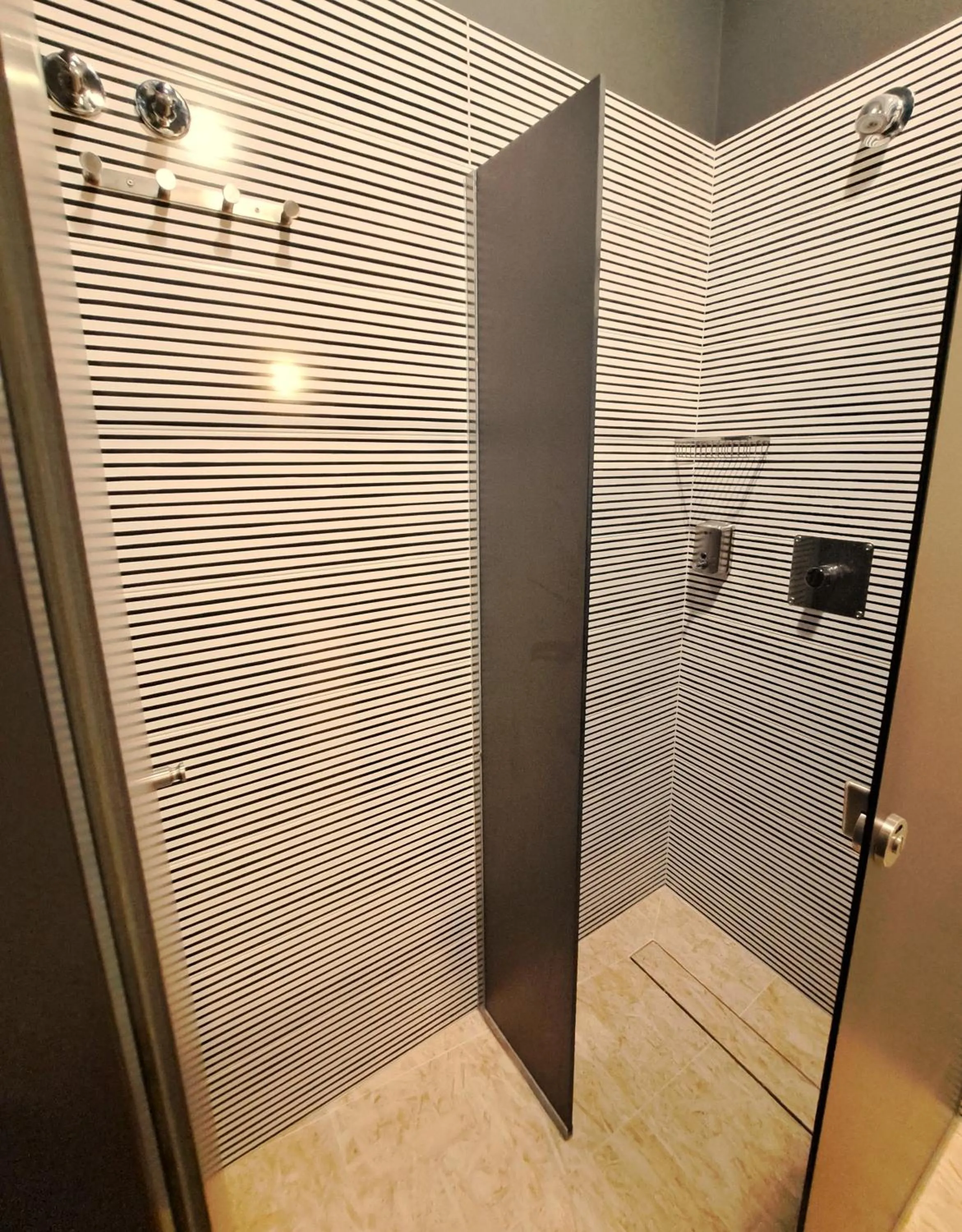 Shower in Bed & Bike Barcelona