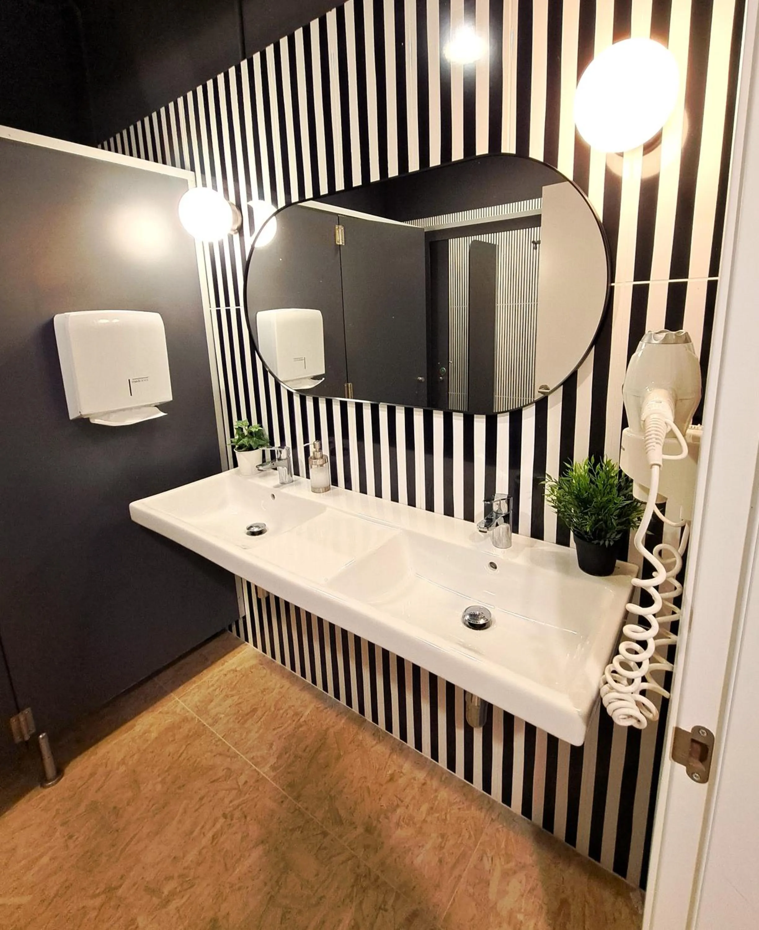 Bathroom in Bed & Bike Barcelona