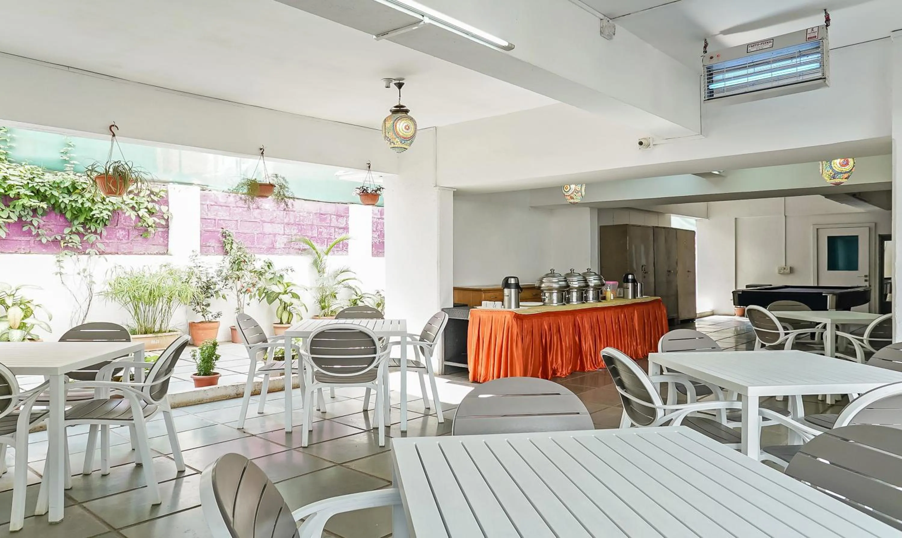 Dining area in Treebo Brooks Manor