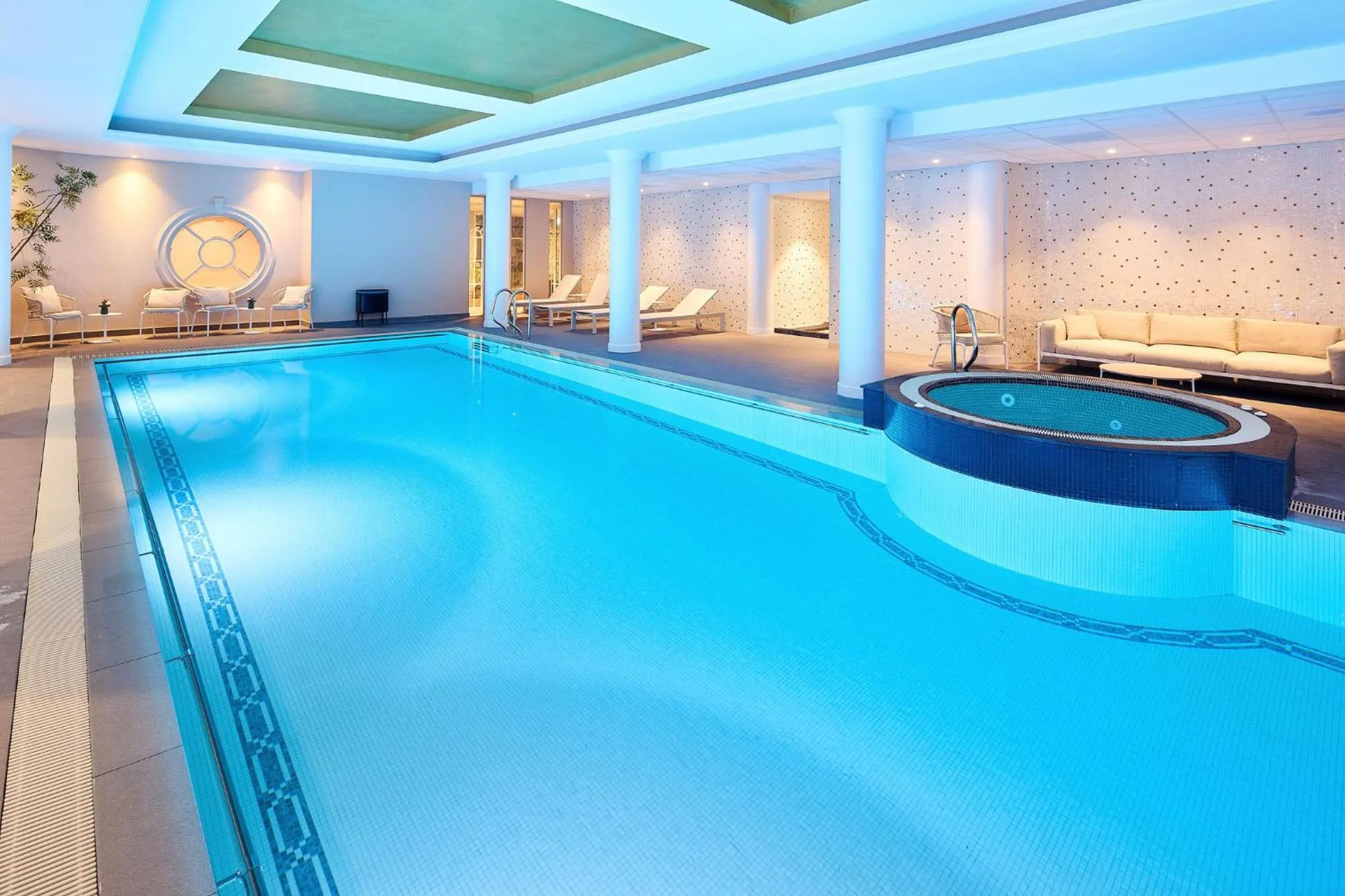 Swimming pool in Van der Valk Hotel Park Lane Antwerpen
