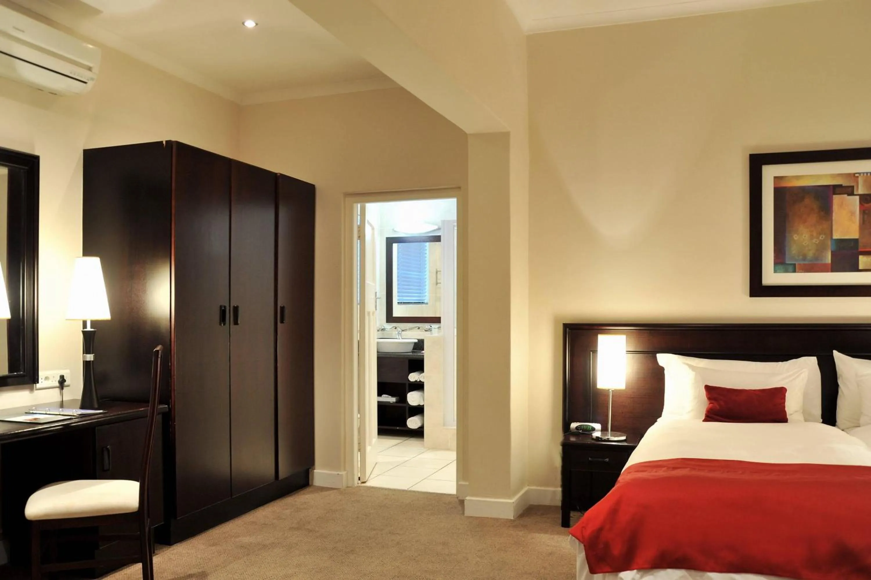 Bathroom, Bed in Protea Hotel by Marriott Worcester Cumberland