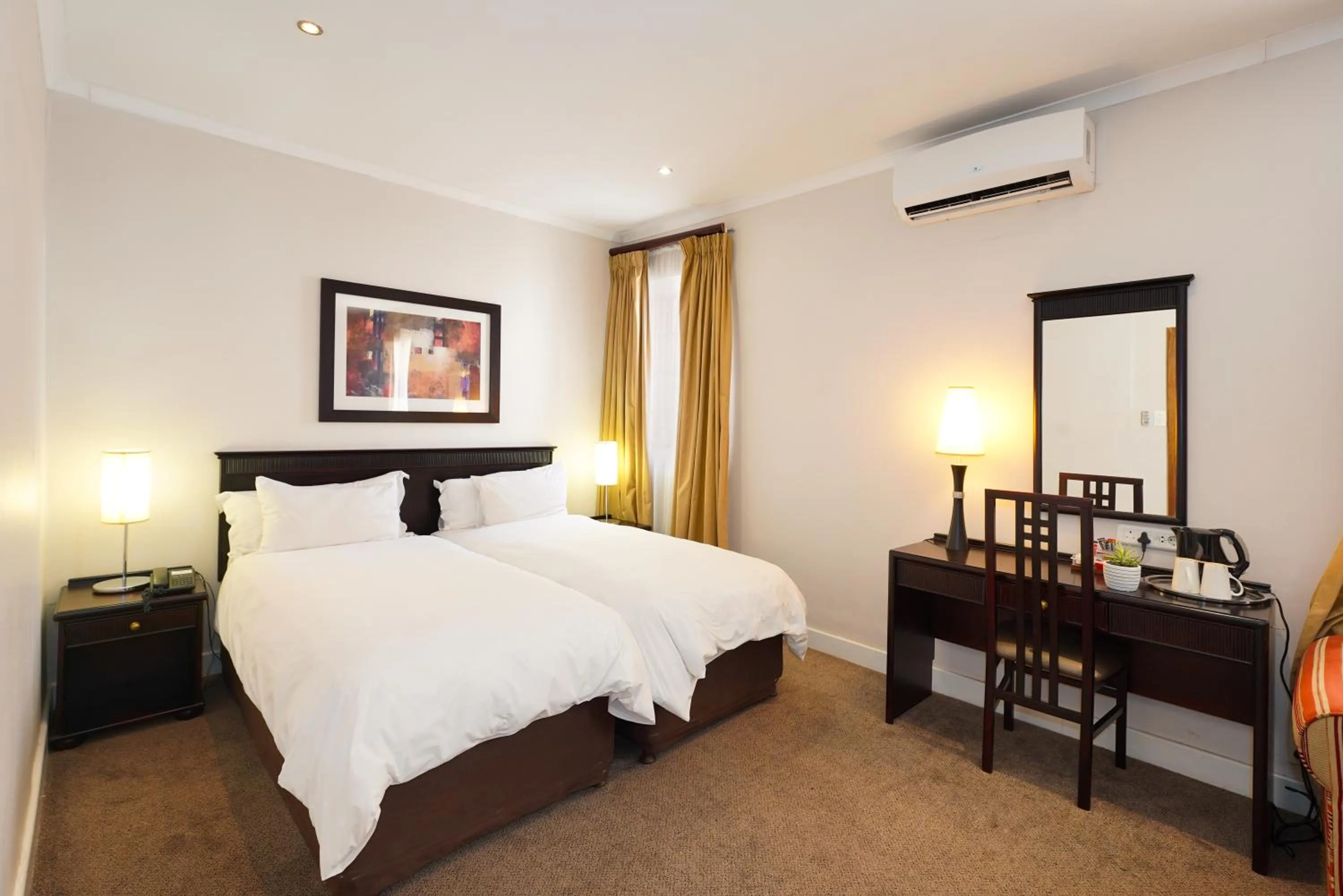 Photo of the whole room, Bed in Cumberland Hotel Worcester