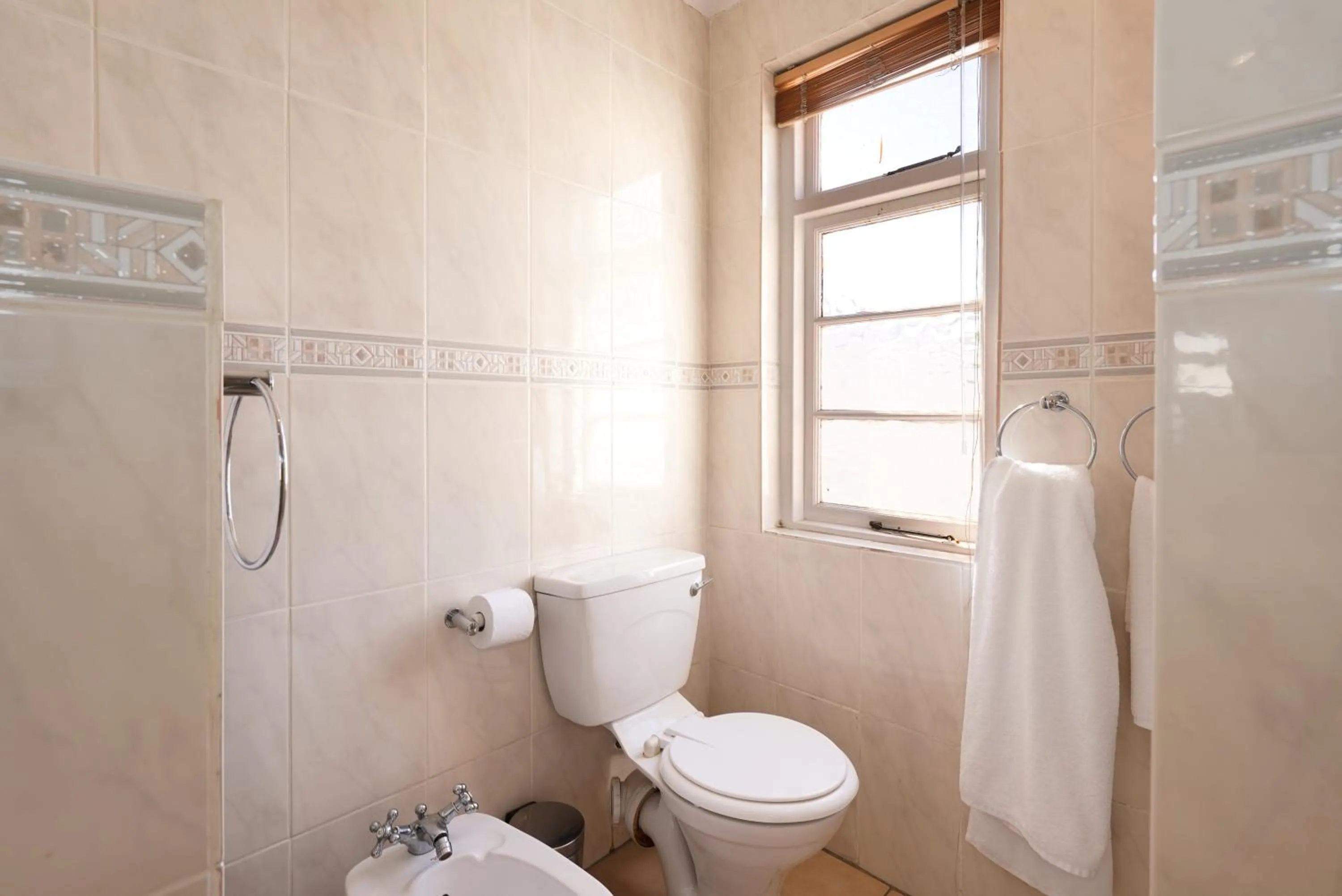 Toilet in Cumberland Hotel Worcester