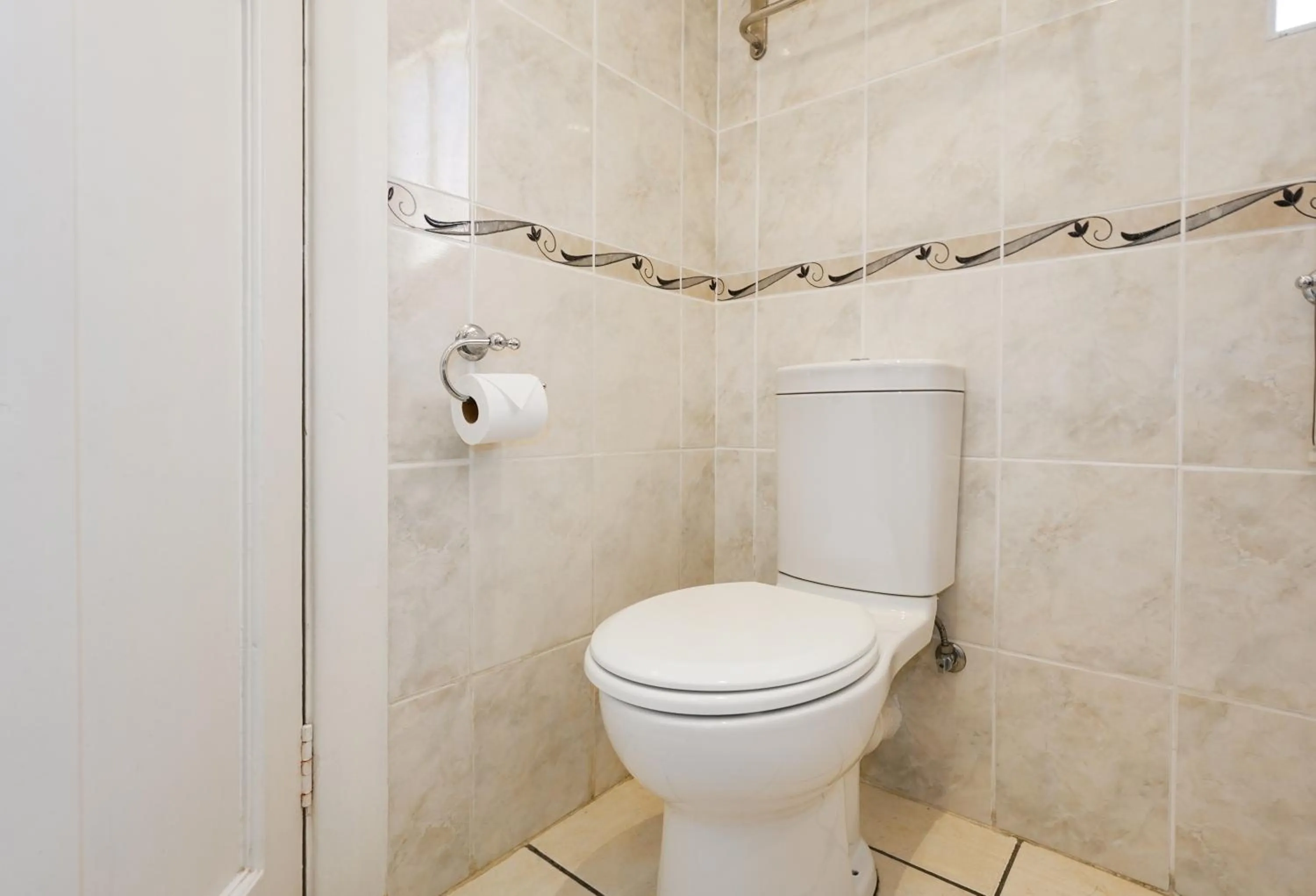 Toilet in Cumberland Hotel Worcester