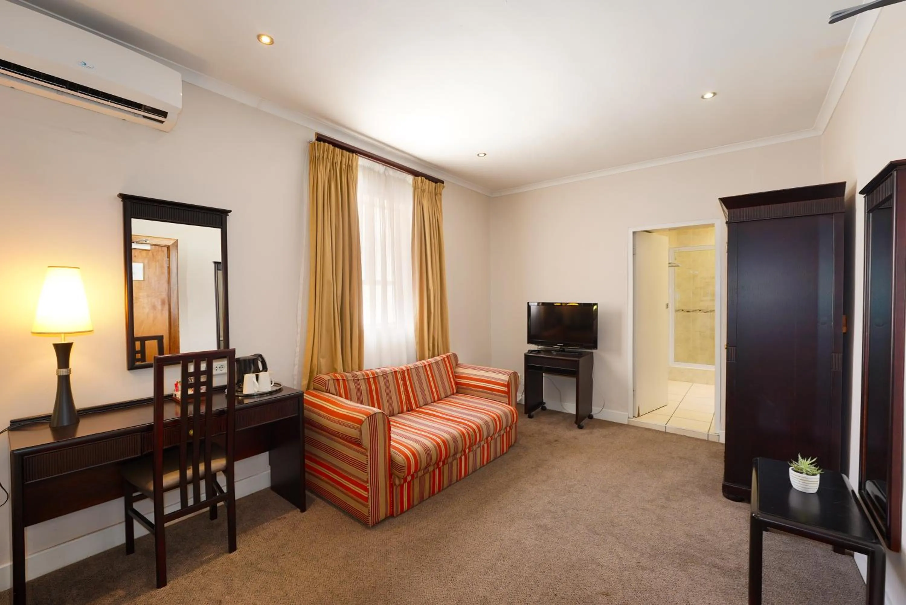 Seating area, Bed in Cumberland Hotel Worcester