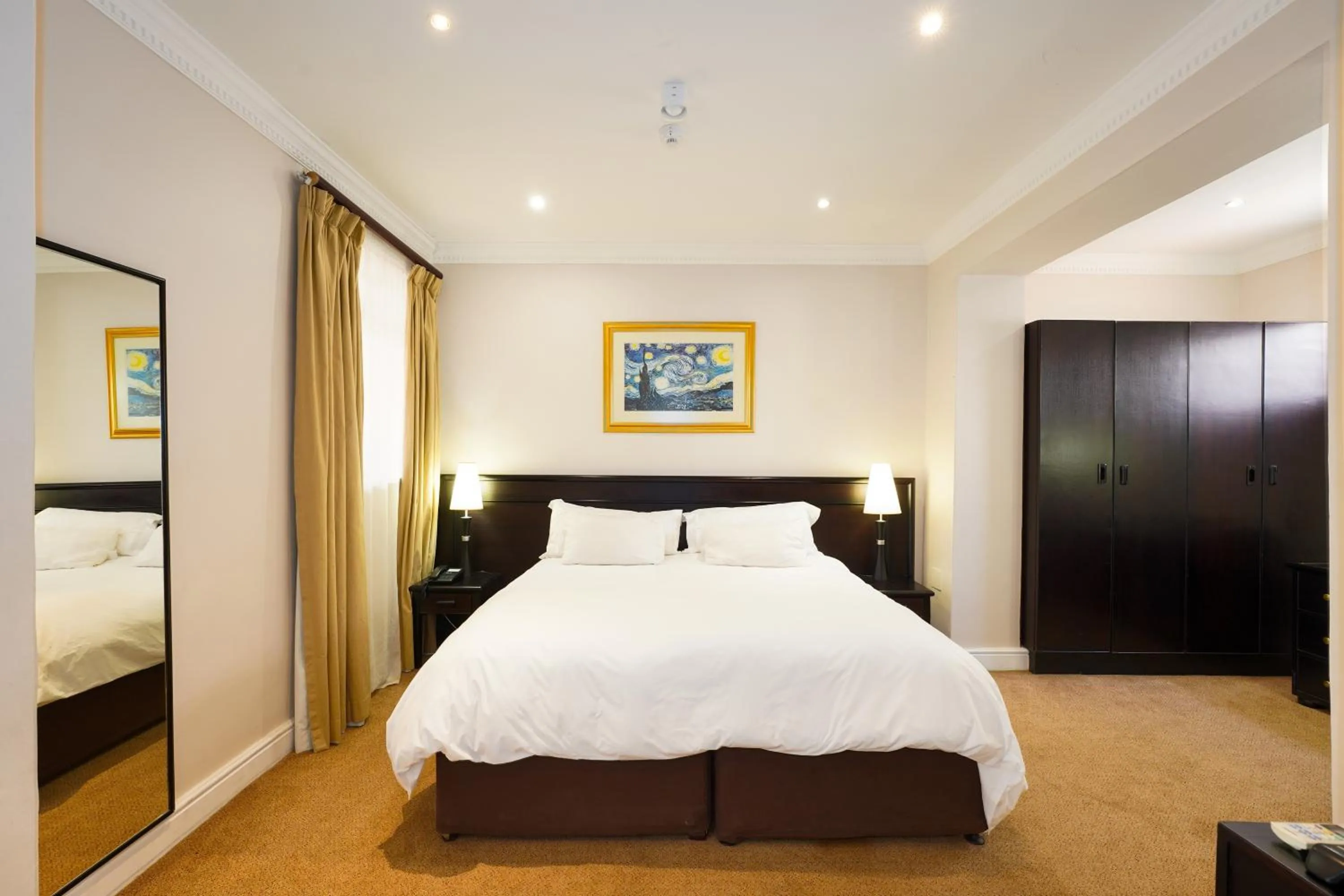 Bed in Cumberland Hotel Worcester