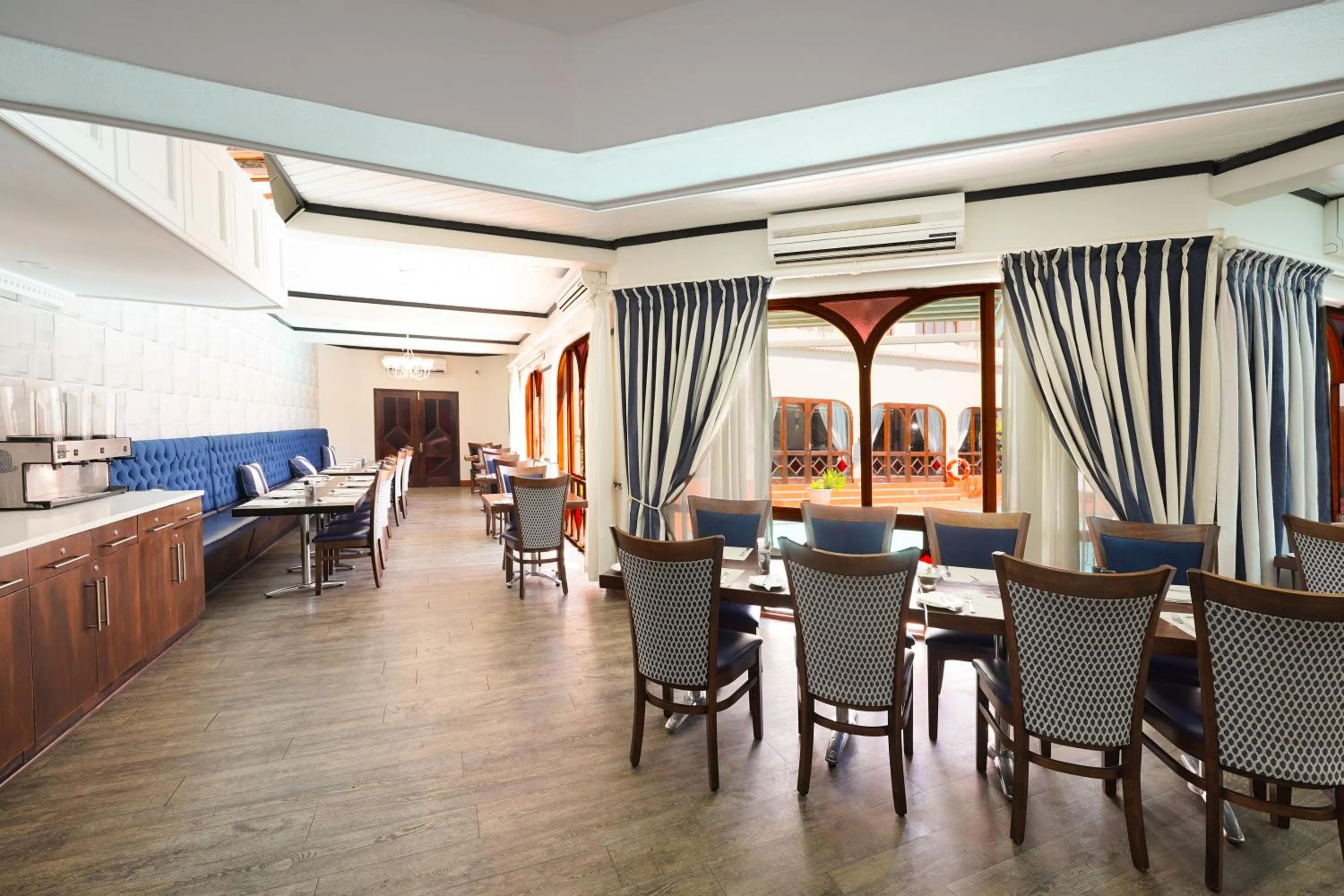 Restaurant/places to eat in Cumberland Hotel Worcester