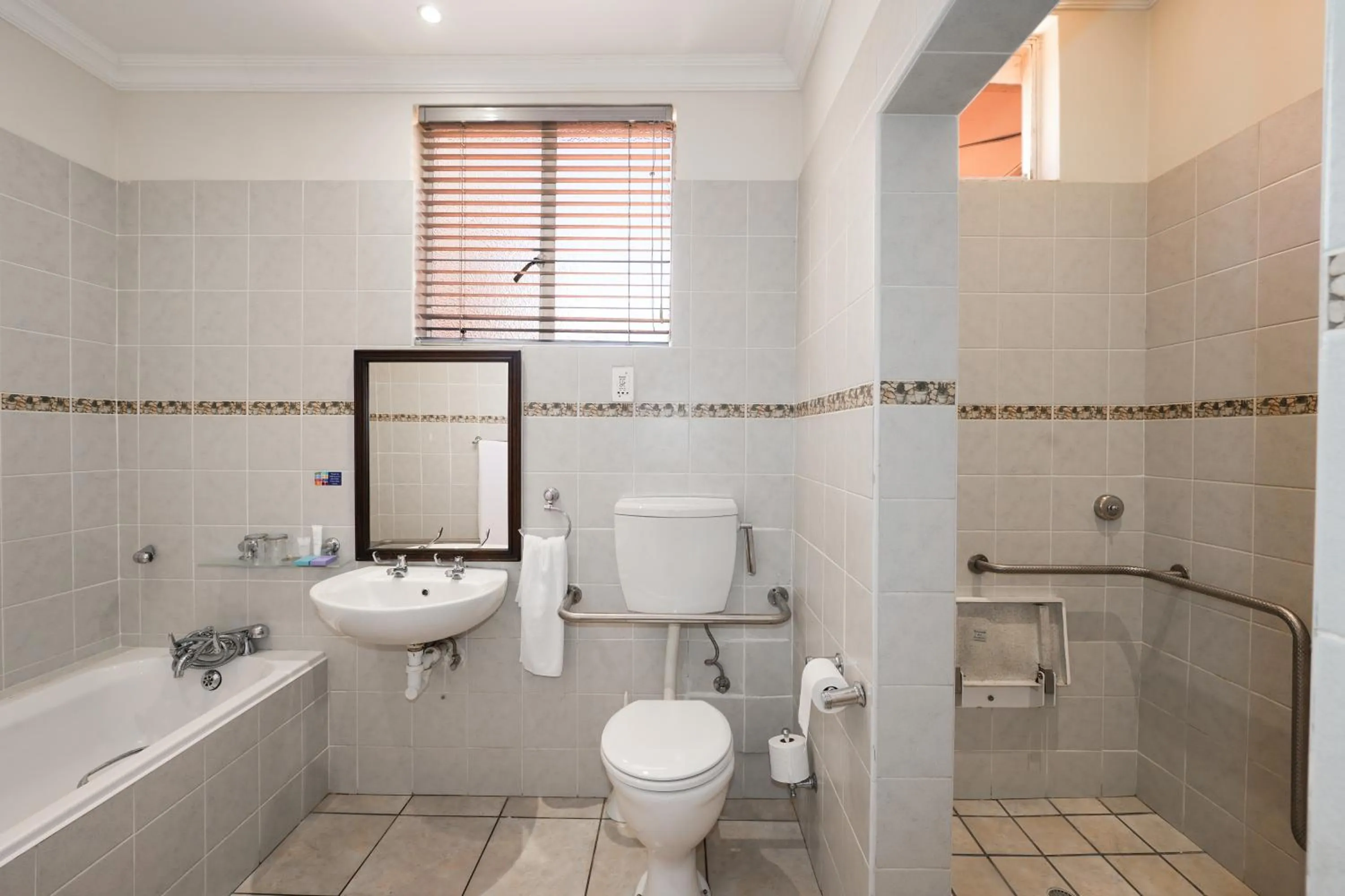 Toilet in Cumberland Hotel Worcester