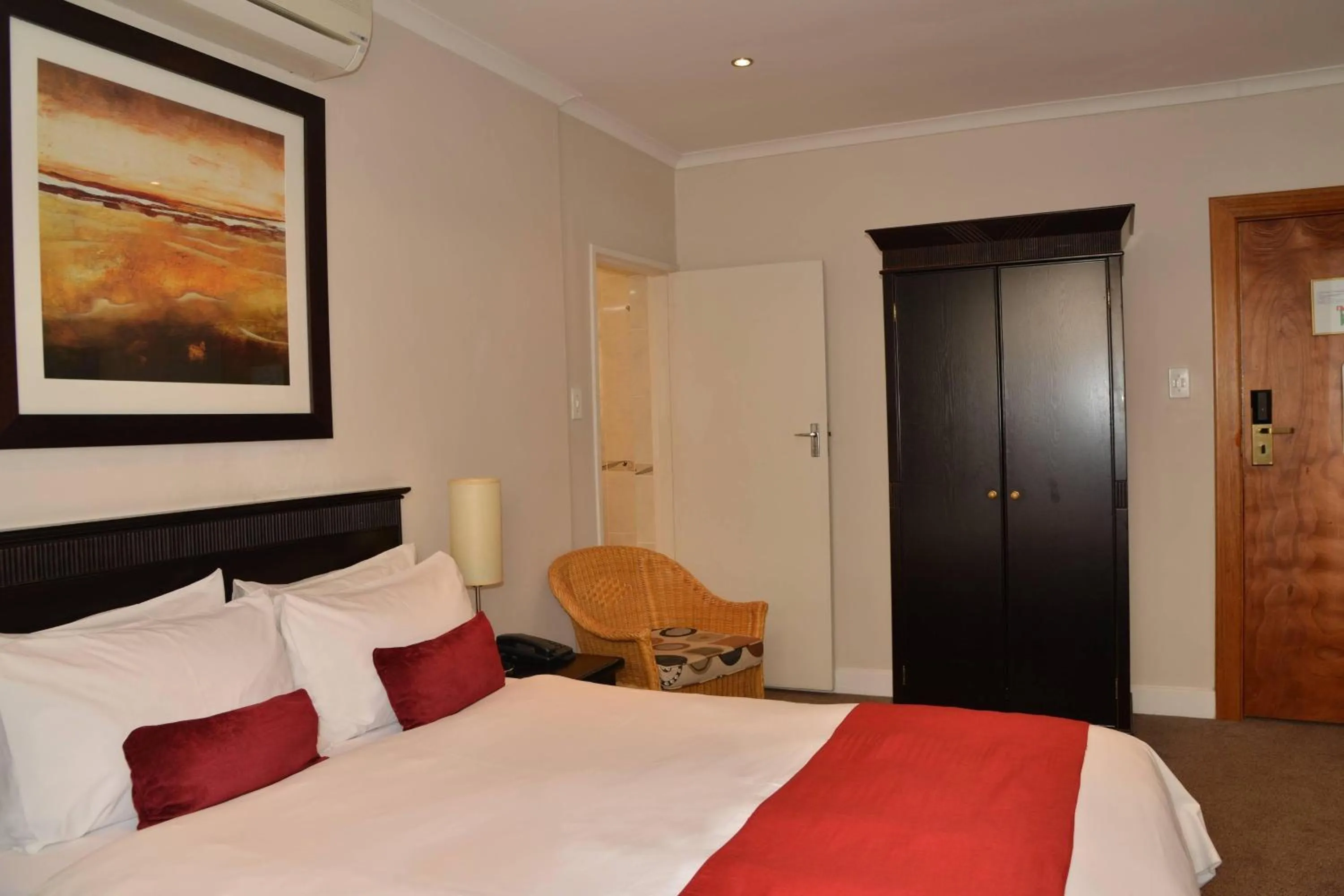 Photo of the whole room, Bed in Protea Hotel by Marriott Worcester Cumberland