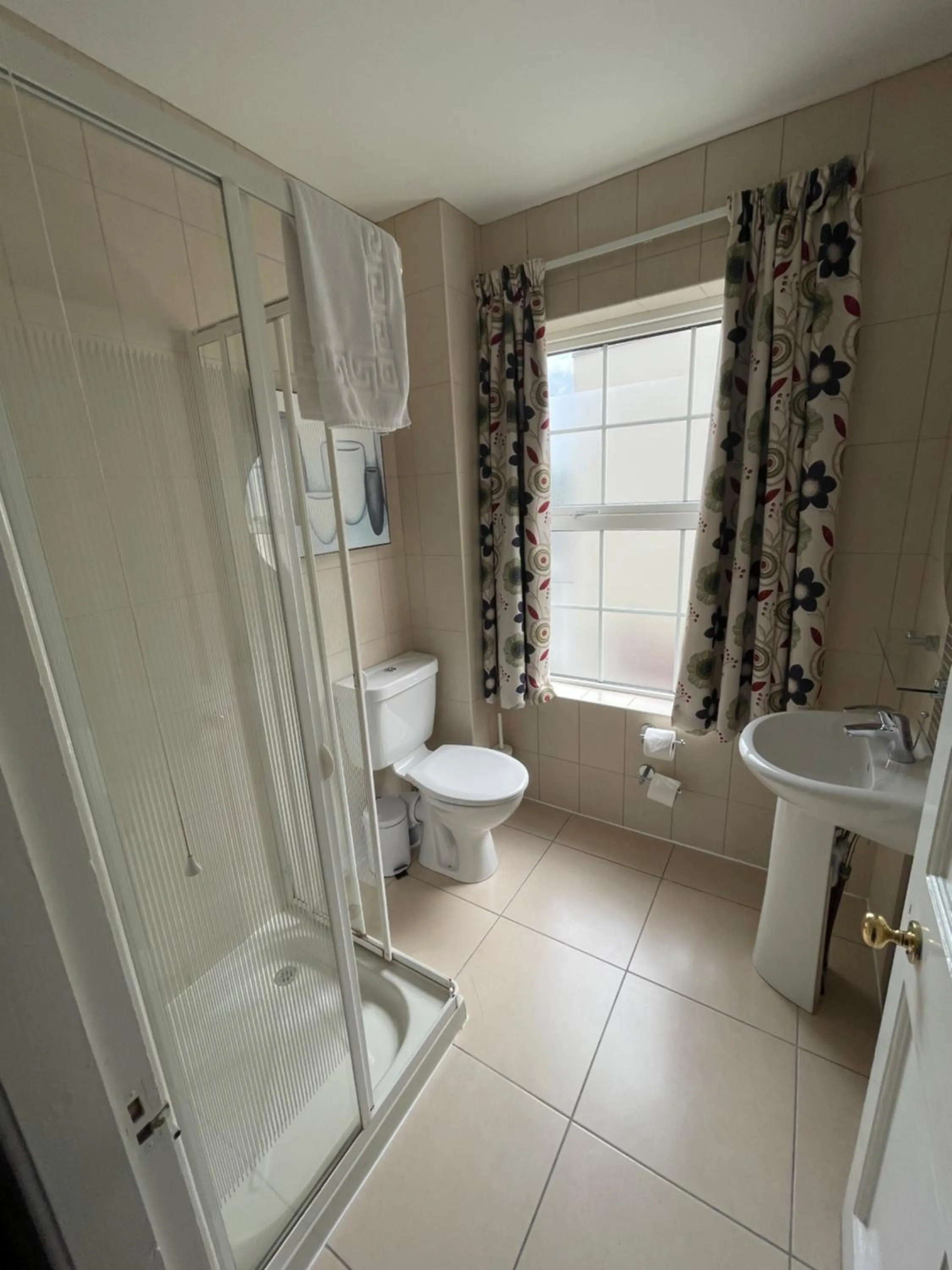 Shower in Belmore Court & Motel