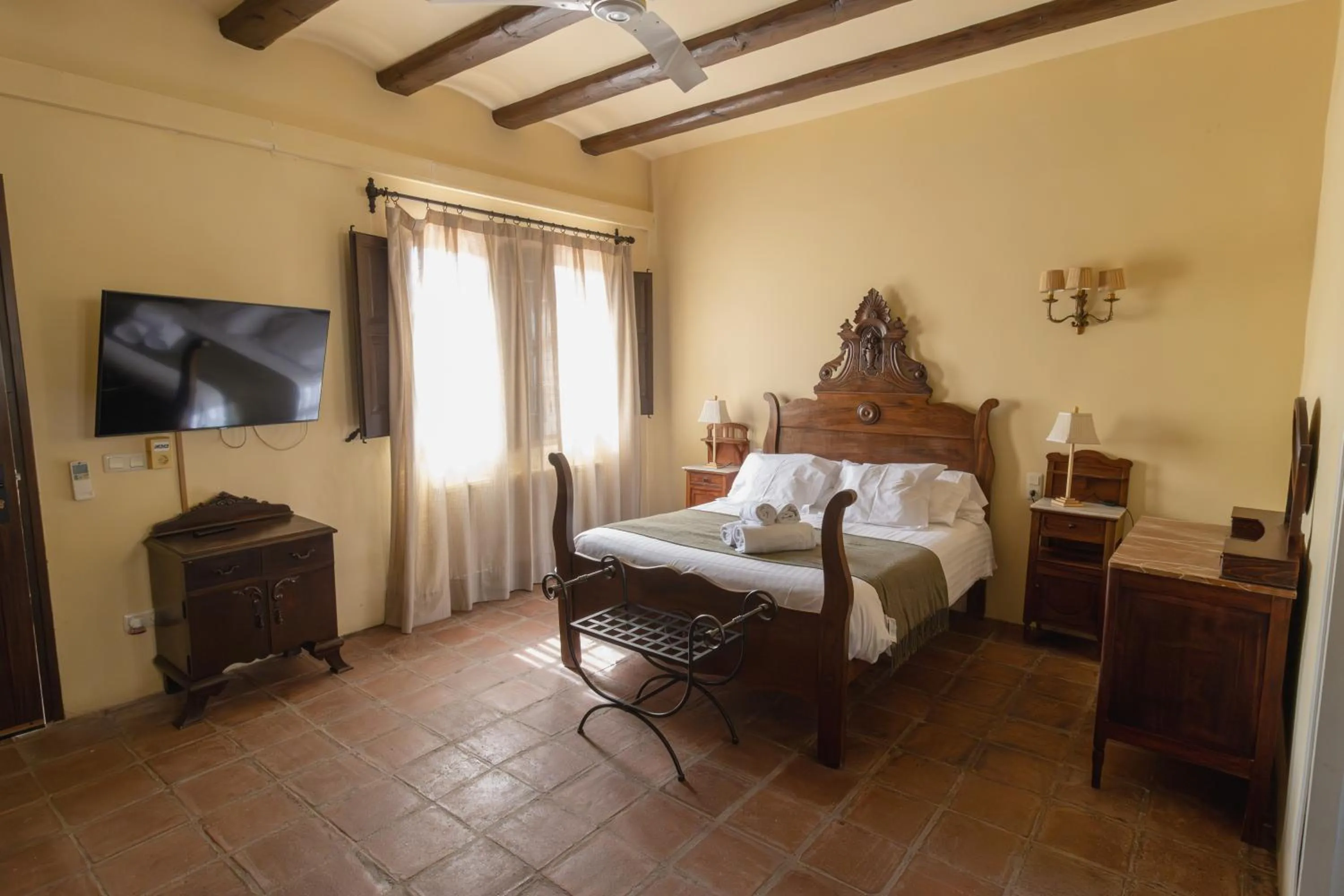 Bed in Hostal La Riera de Peratallada