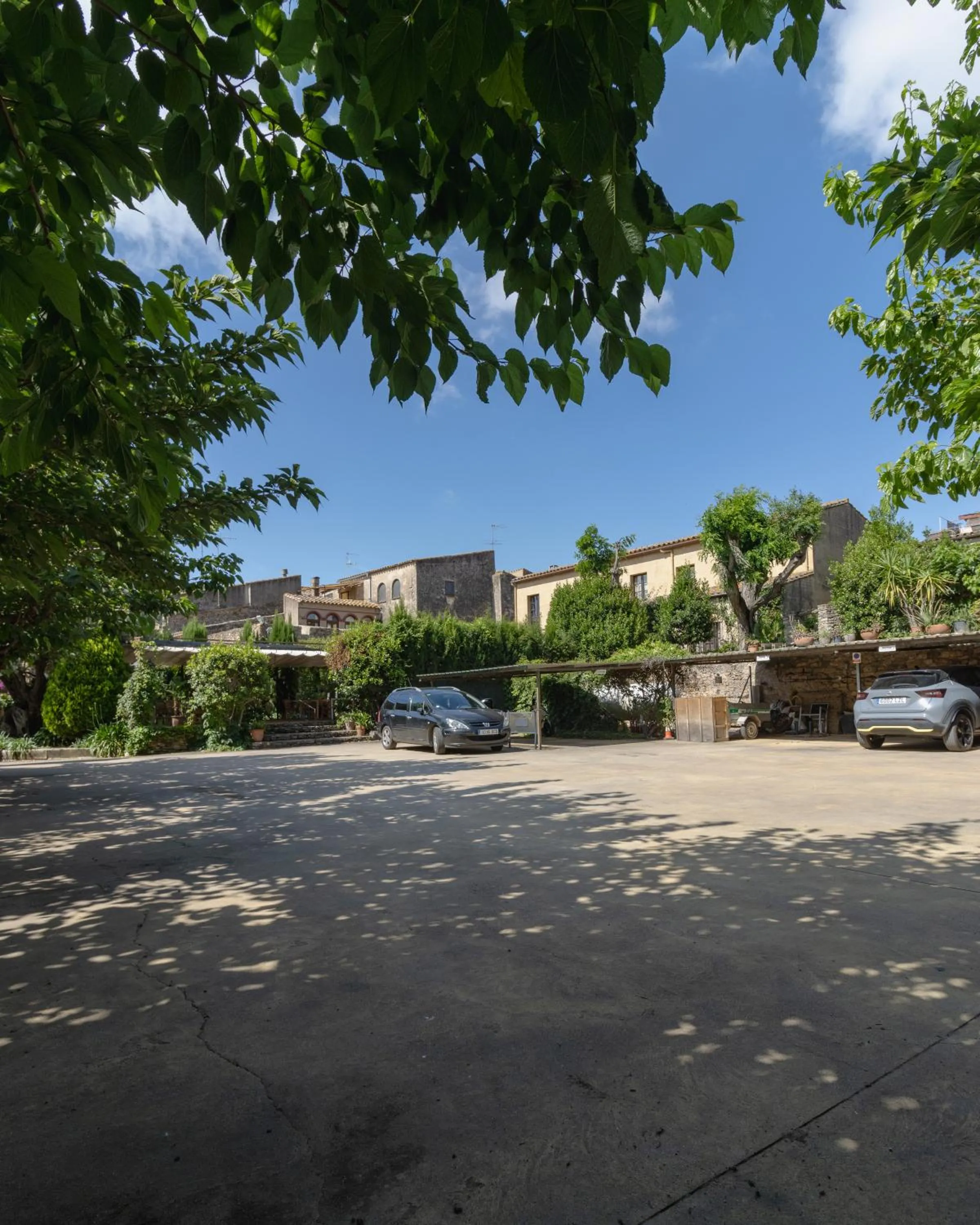 Parking in Hostal La Riera de Peratallada