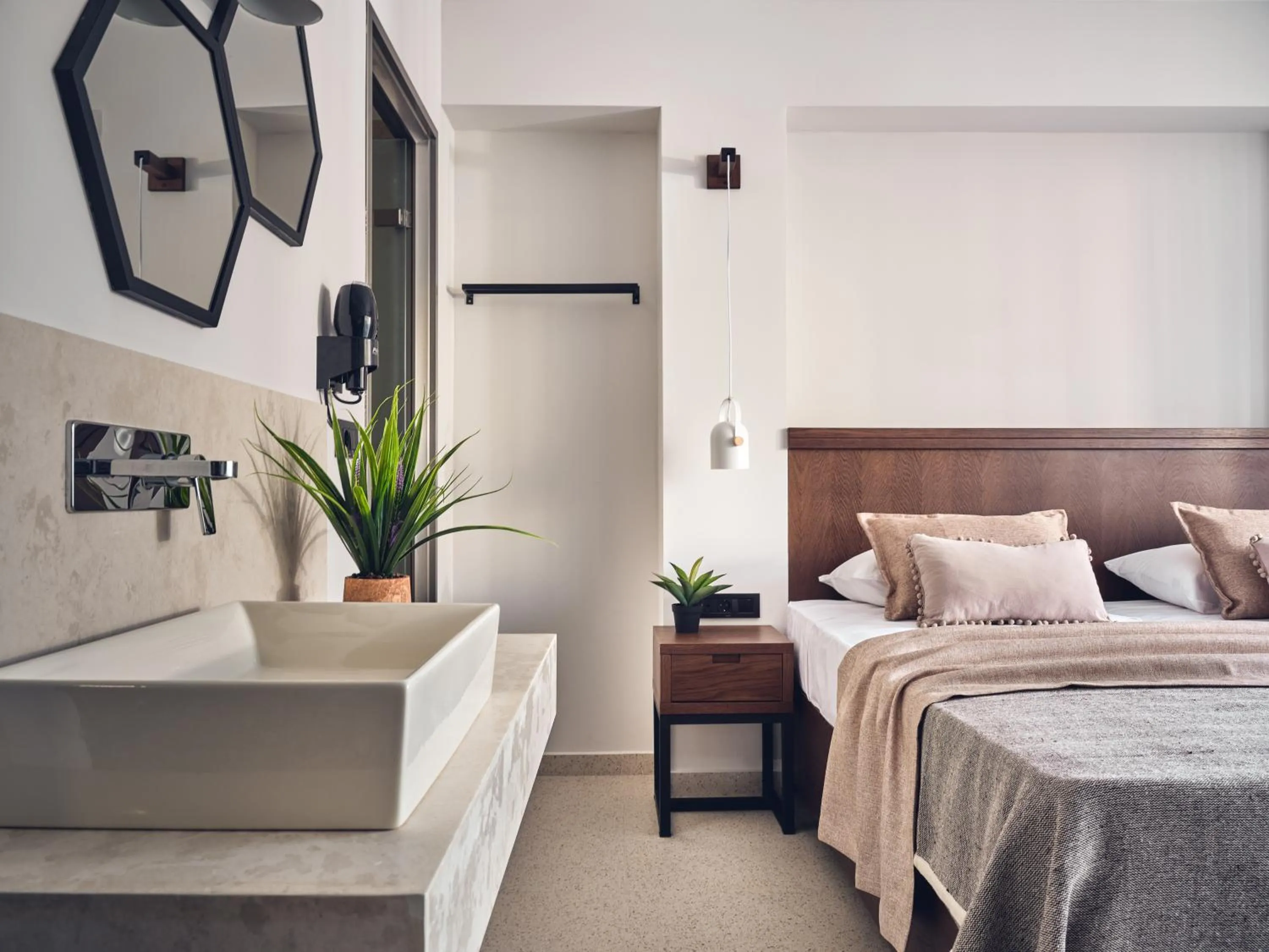 Bedroom, Bed in Letsos Hotel