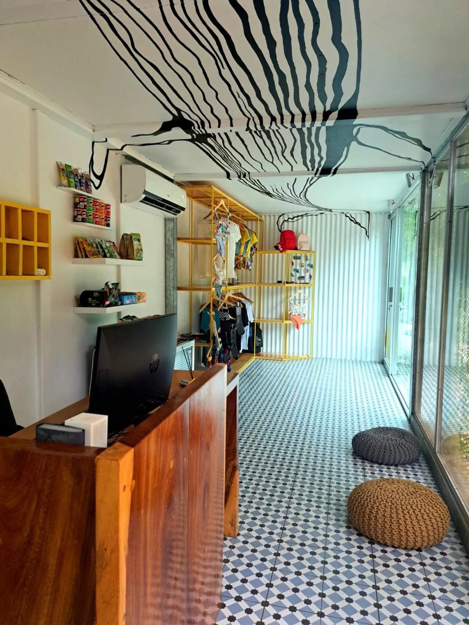 Lobby or reception in El Reinas by Sugar's Monkey