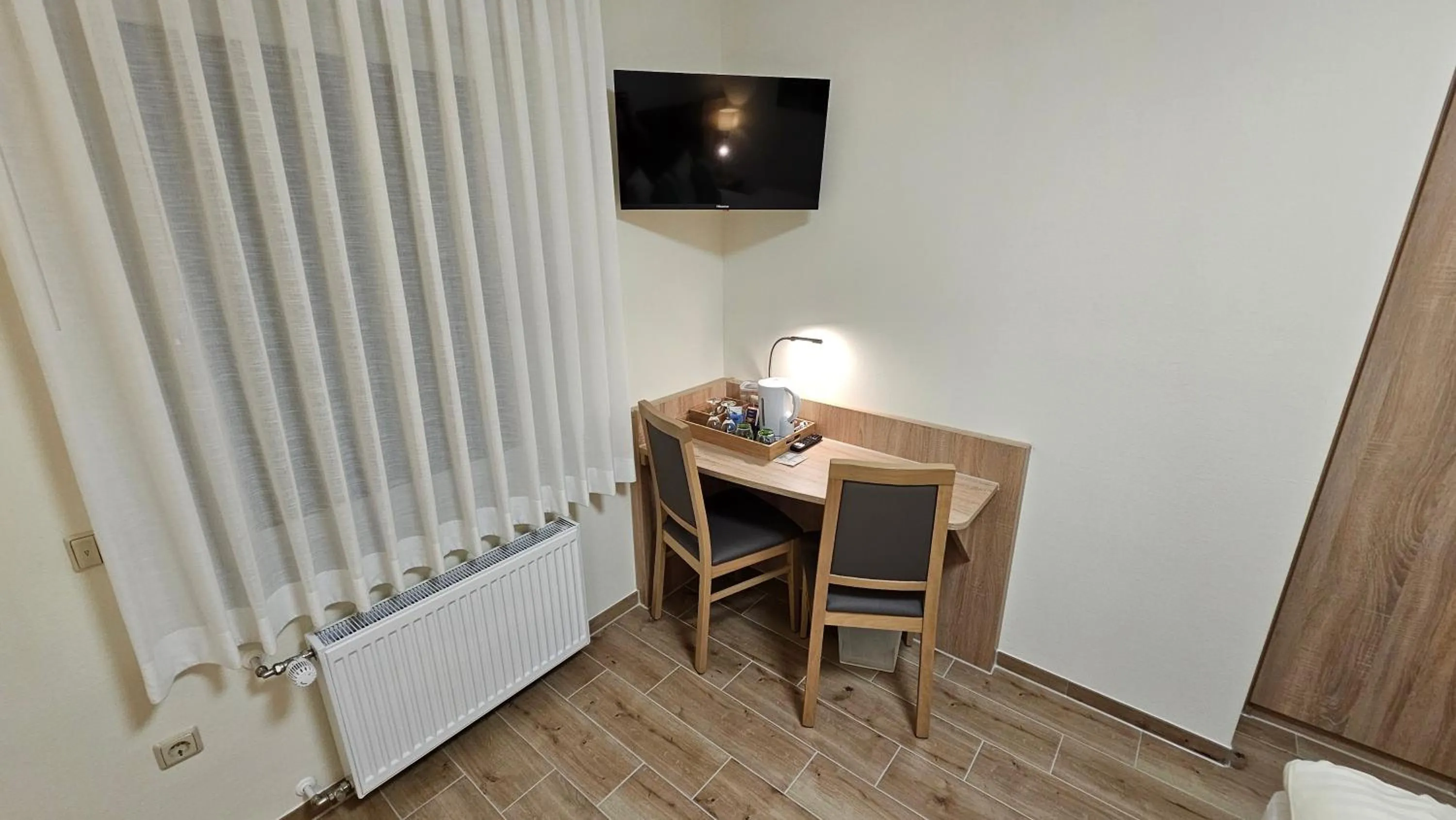 TV and multimedia in Gästehaus Grunewald Bed & Breakfast