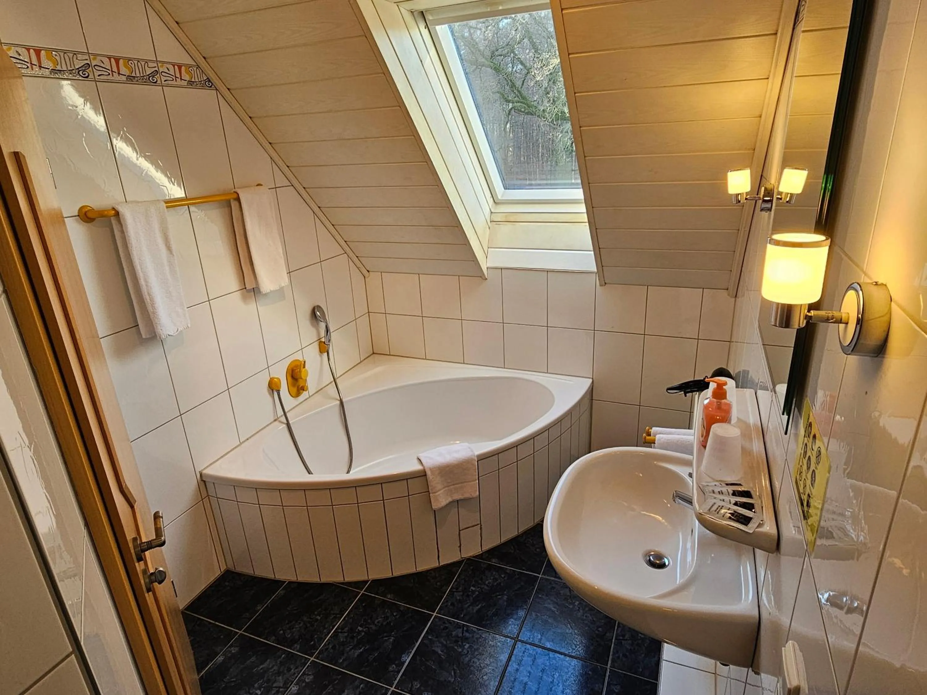 Bathroom in Gästehaus Grunewald Bed & Breakfast