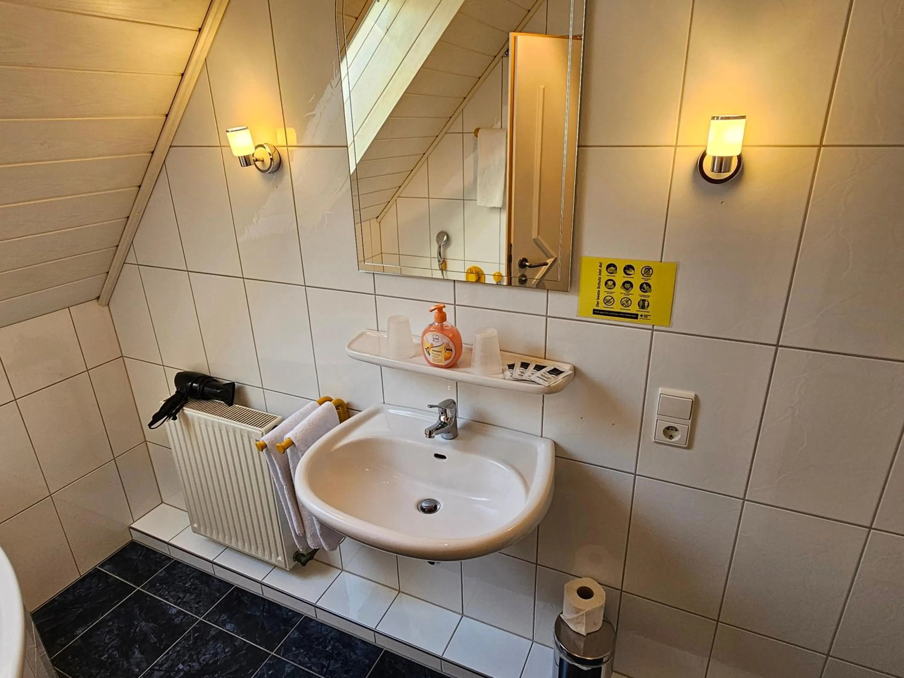 Bathroom in Gästehaus Grunewald Bed & Breakfast