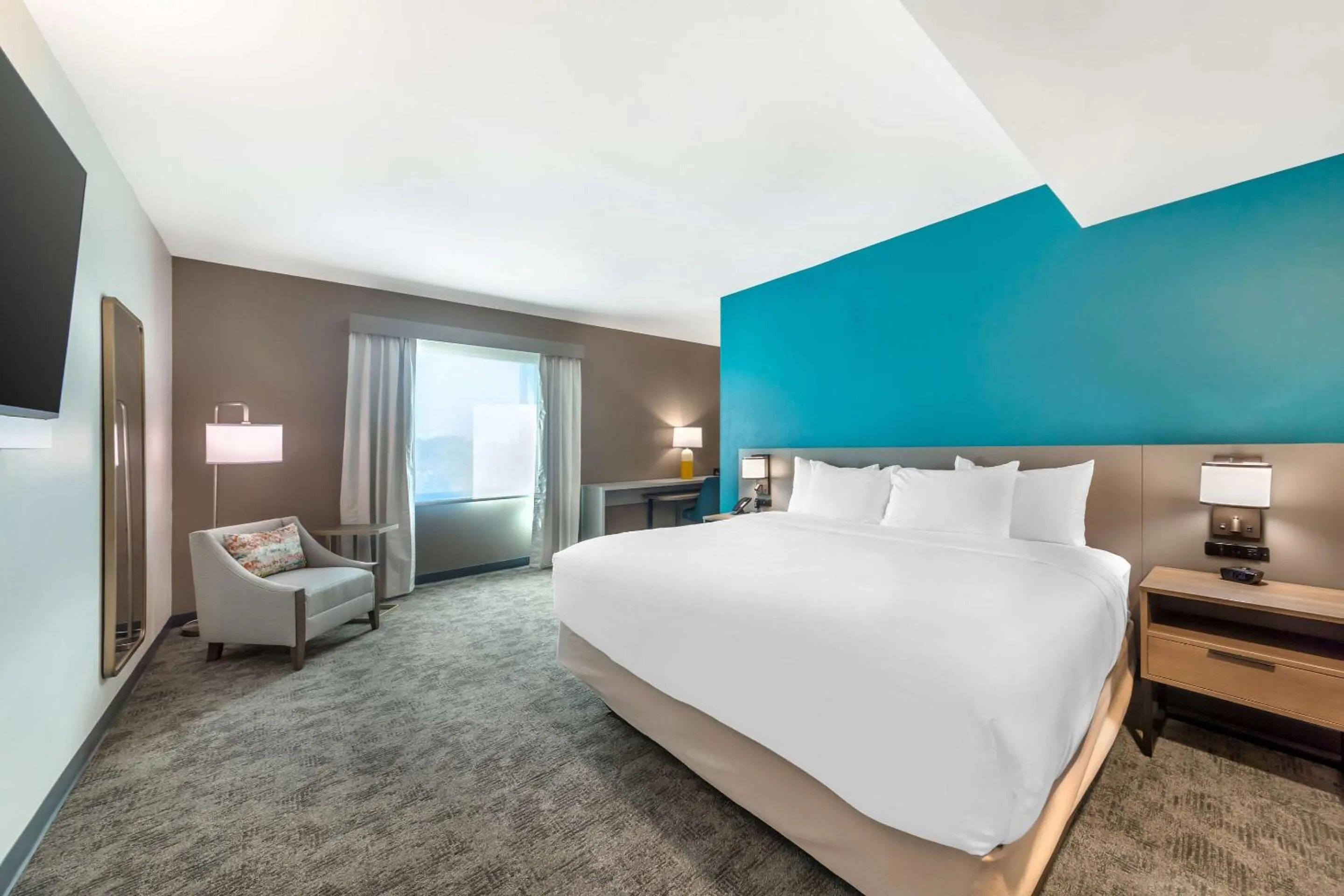 Bedroom, Bed in Comfort Suites Fort Myers East I-75