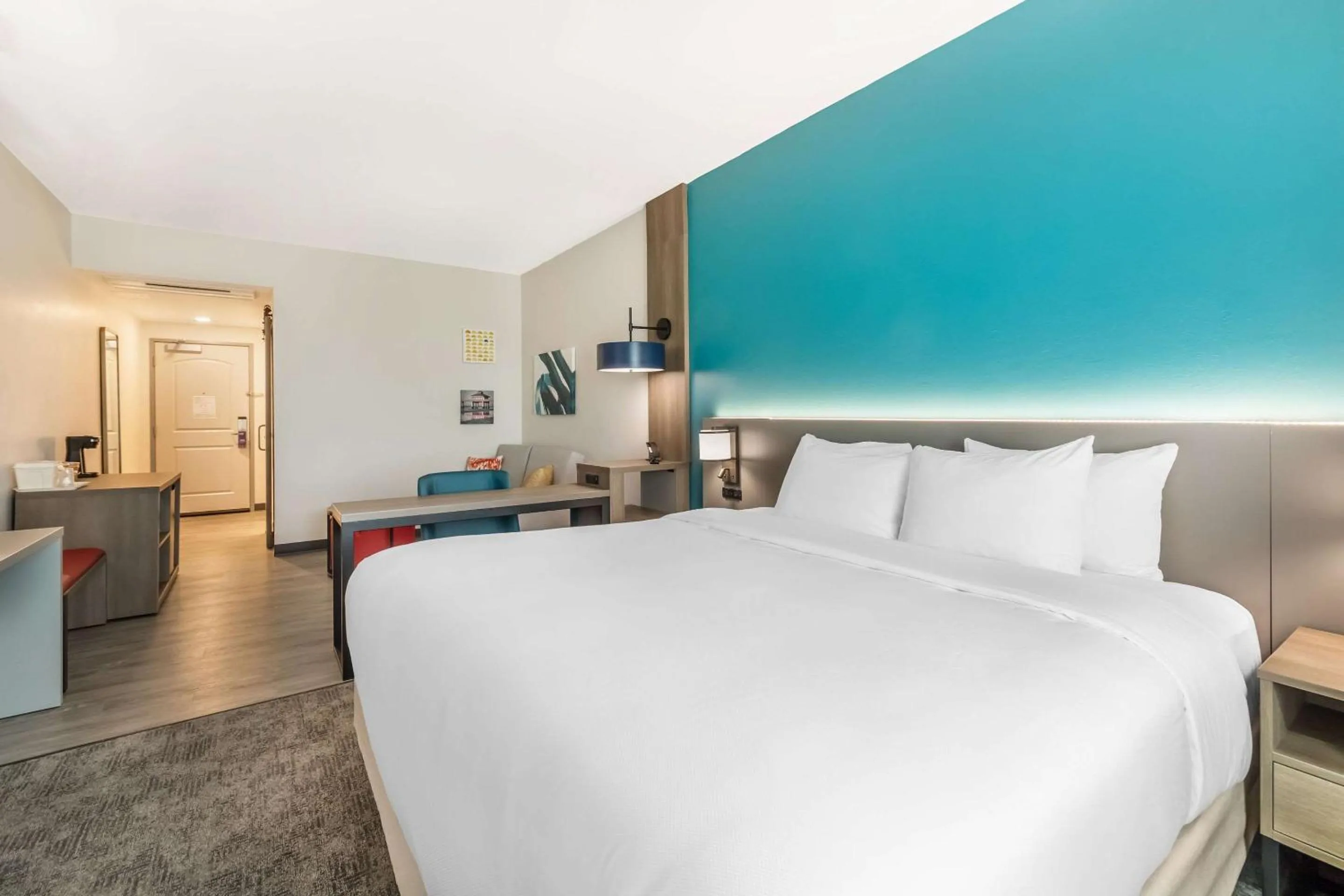 Bedroom, Bed in Comfort Suites Fort Myers East I-75