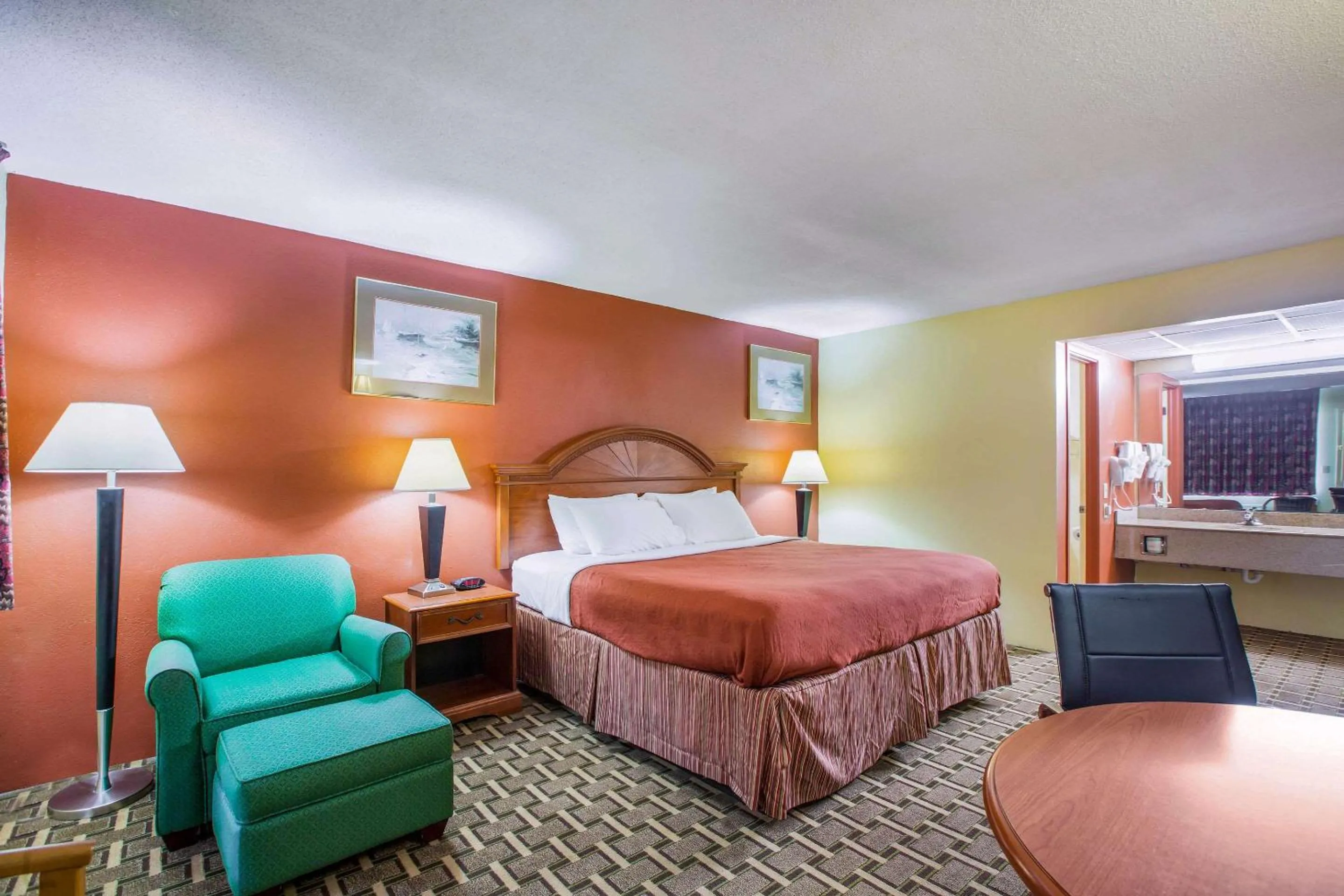 Photo of the whole room, Bed in Rodeway Inn Bonifay