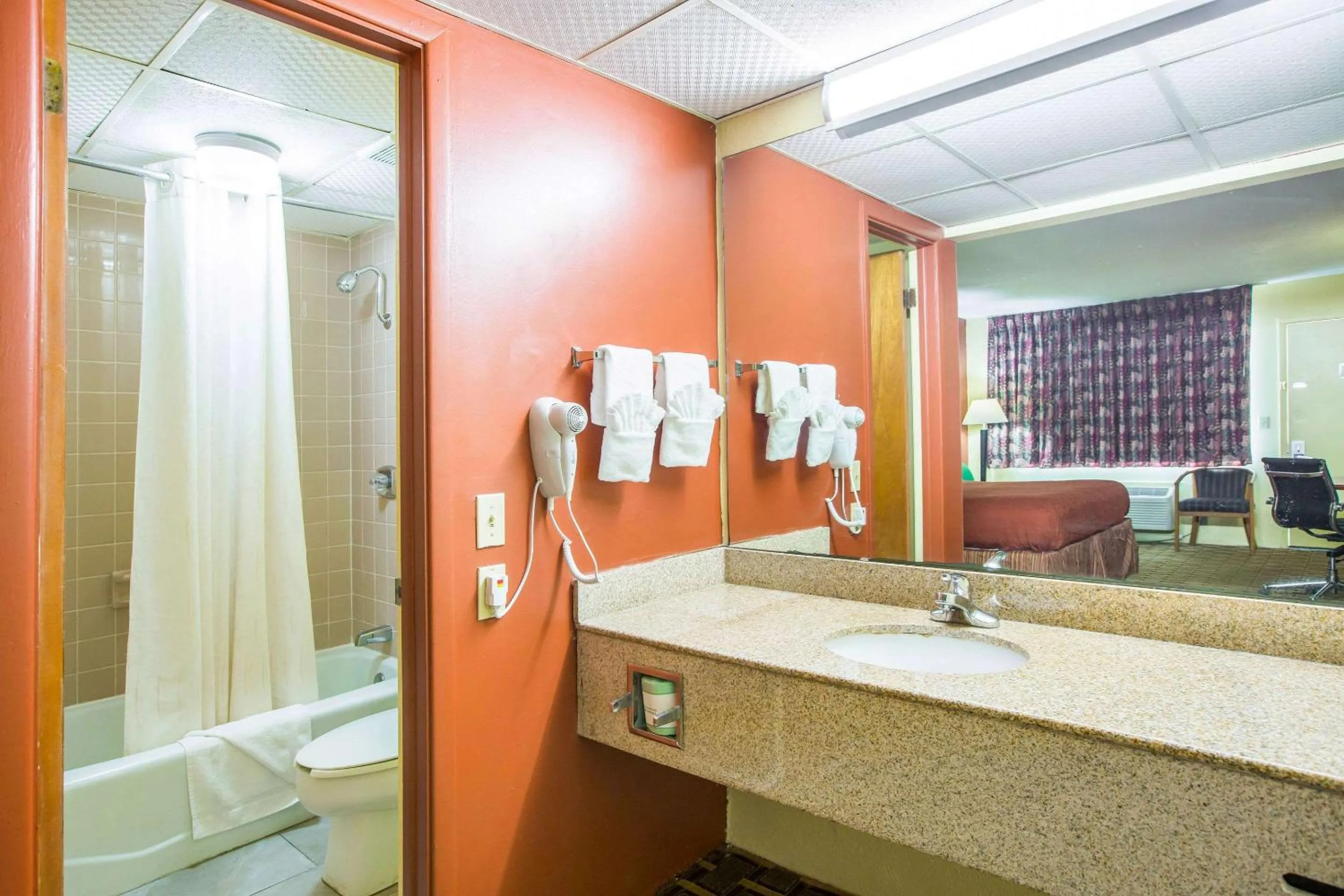 Bedroom in Rodeway Inn Bonifay