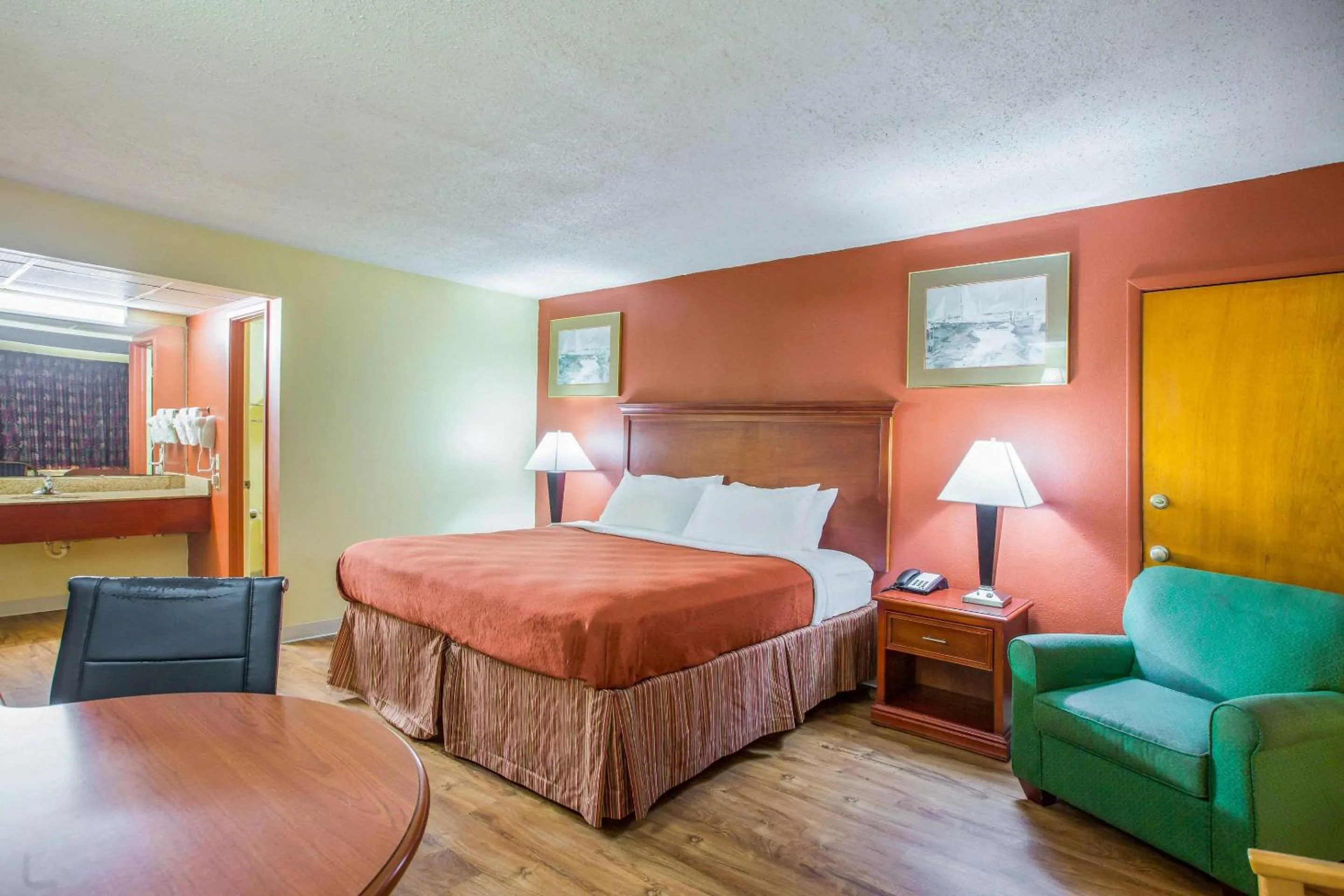 Photo of the whole room, Bed in Rodeway Inn Bonifay