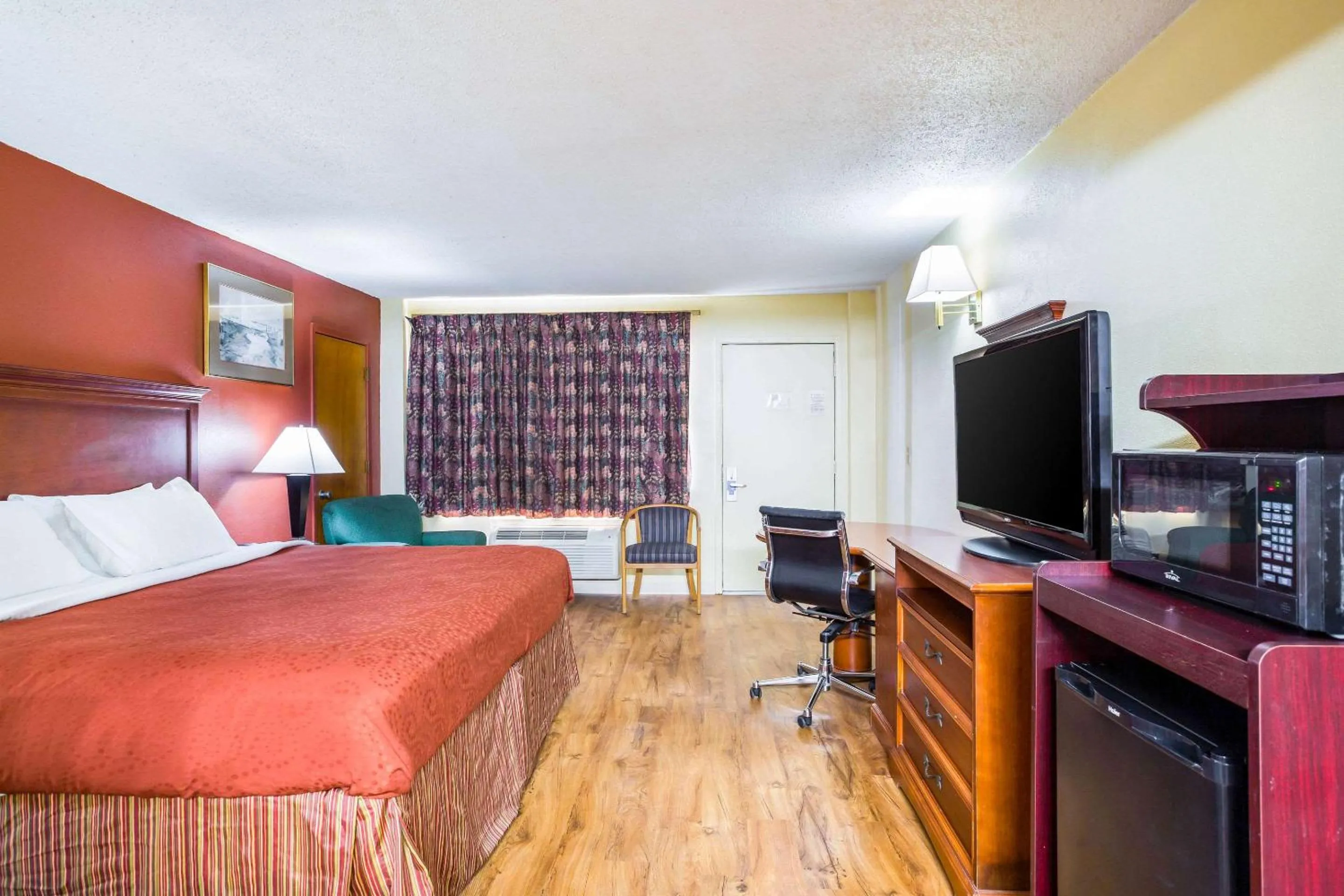 Photo of the whole room, Bed in Rodeway Inn Bonifay