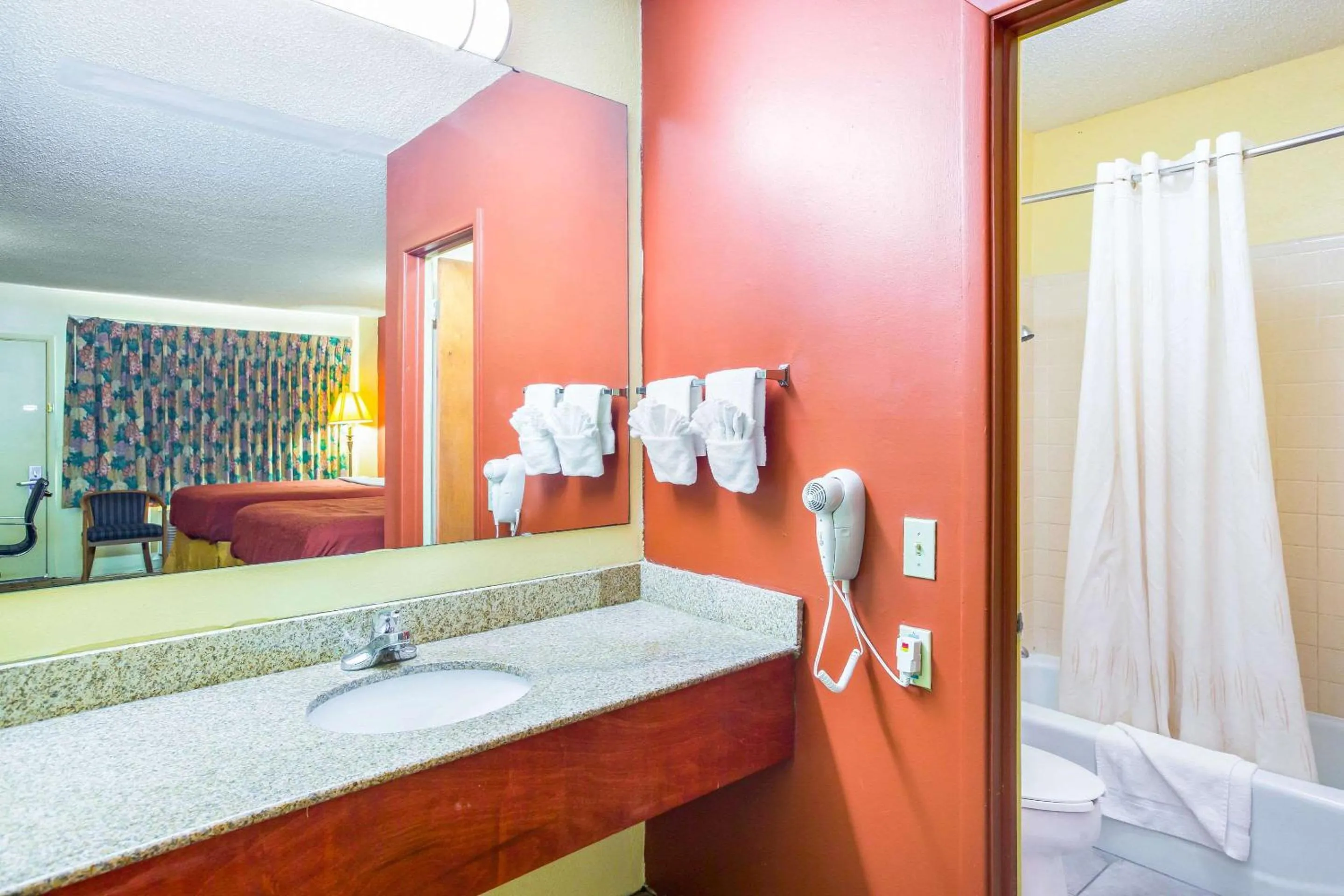 Bedroom in Rodeway Inn Bonifay