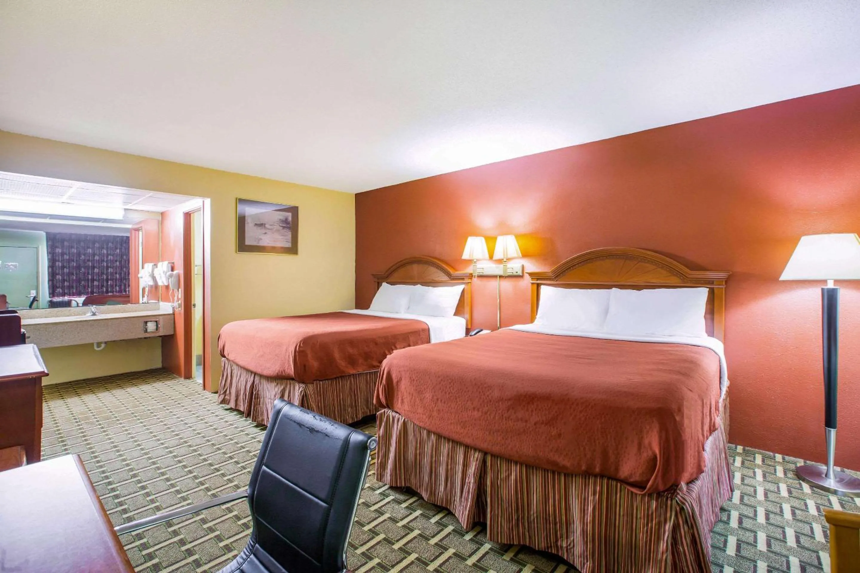 Photo of the whole room, Bed in Rodeway Inn Bonifay