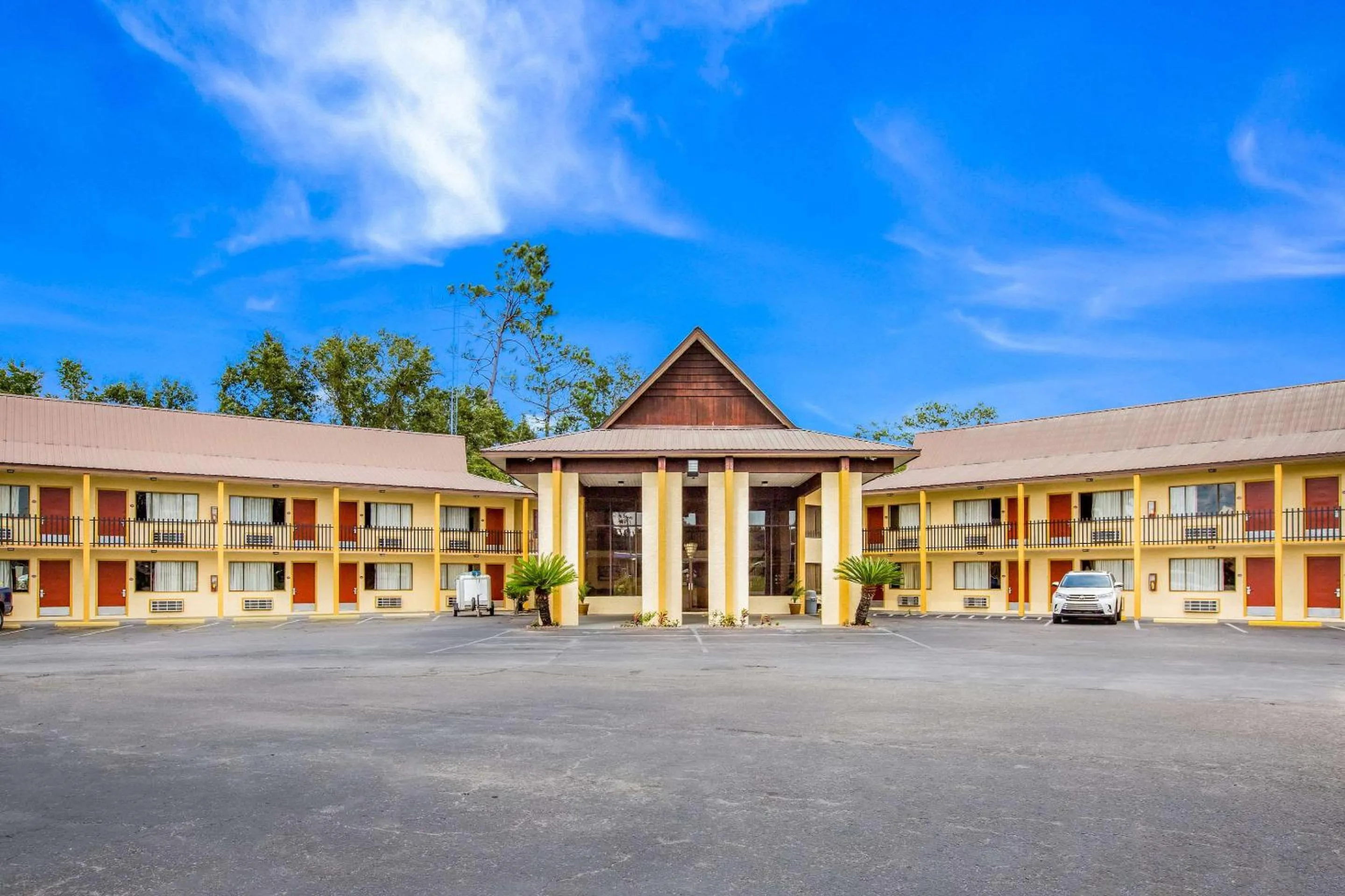 Property building in Rodeway Inn Bonifay