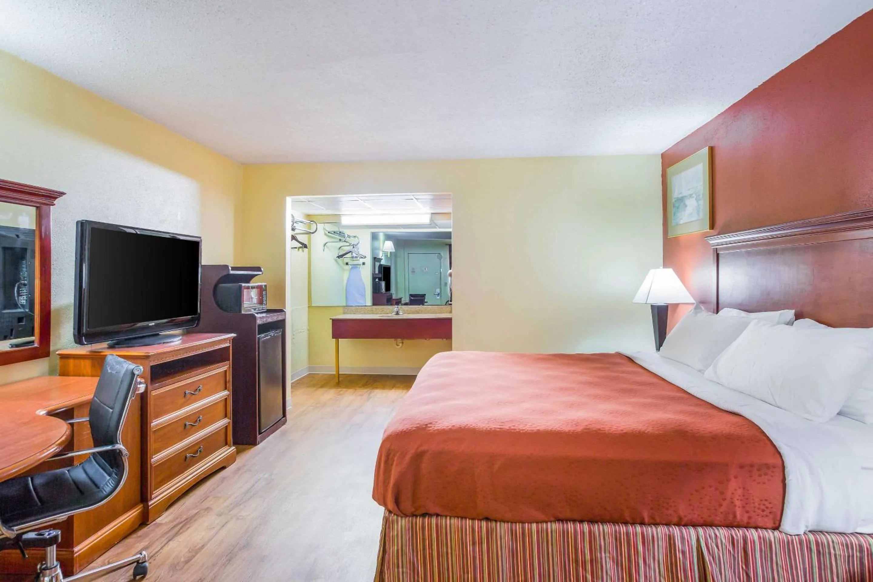 Photo of the whole room, Bed in Rodeway Inn Bonifay