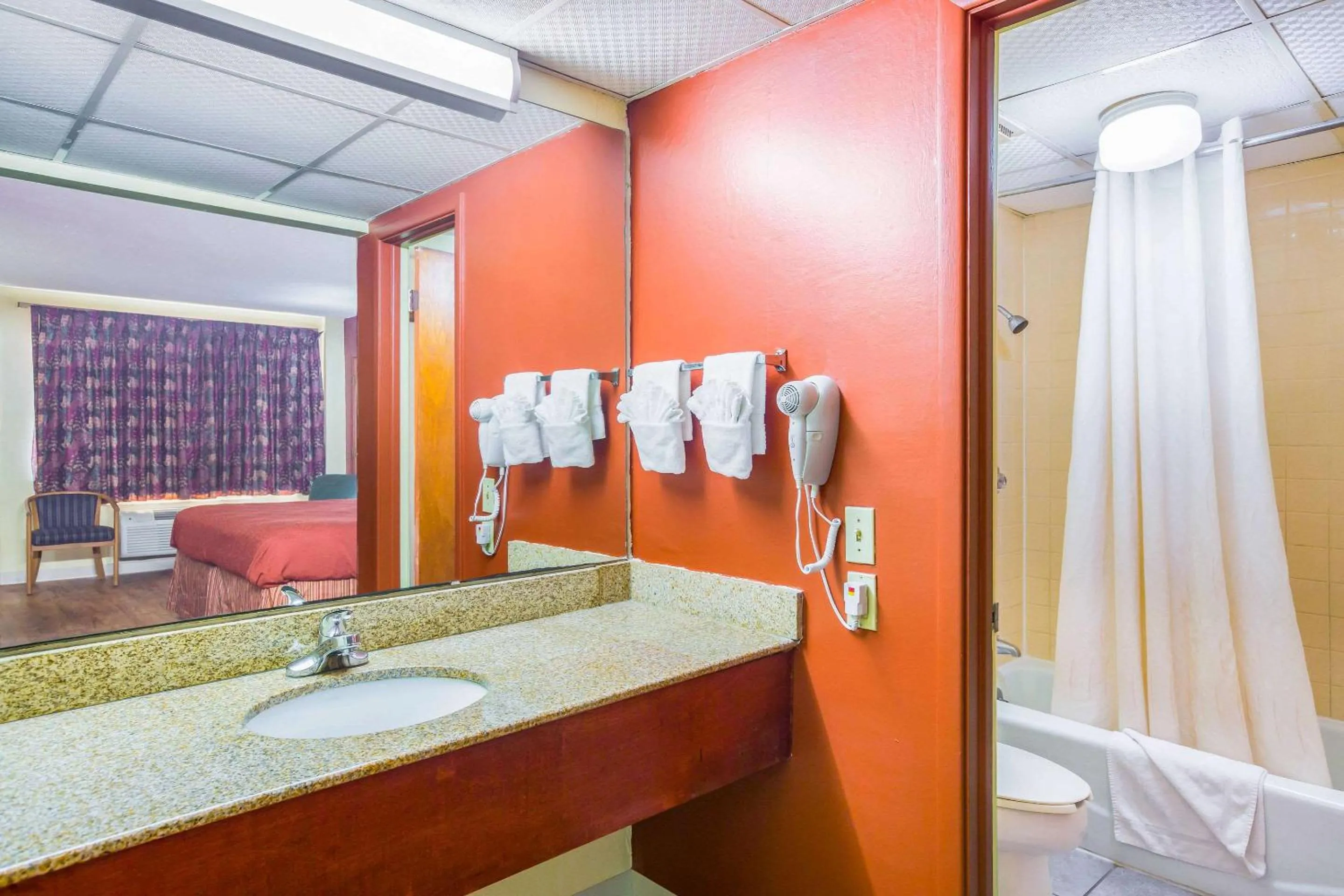 Bedroom in Rodeway Inn Bonifay