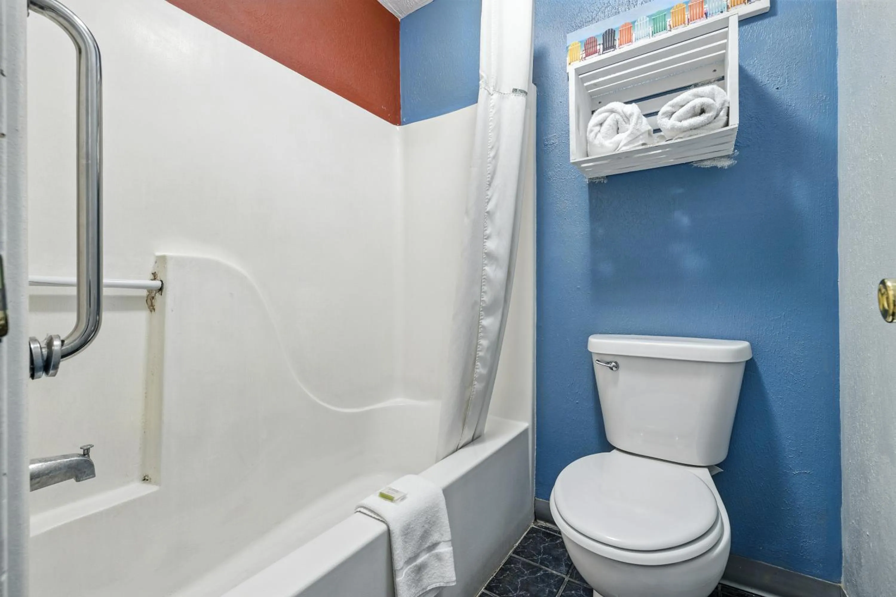 Days Inn & Suites by Wyndham Terre Haute