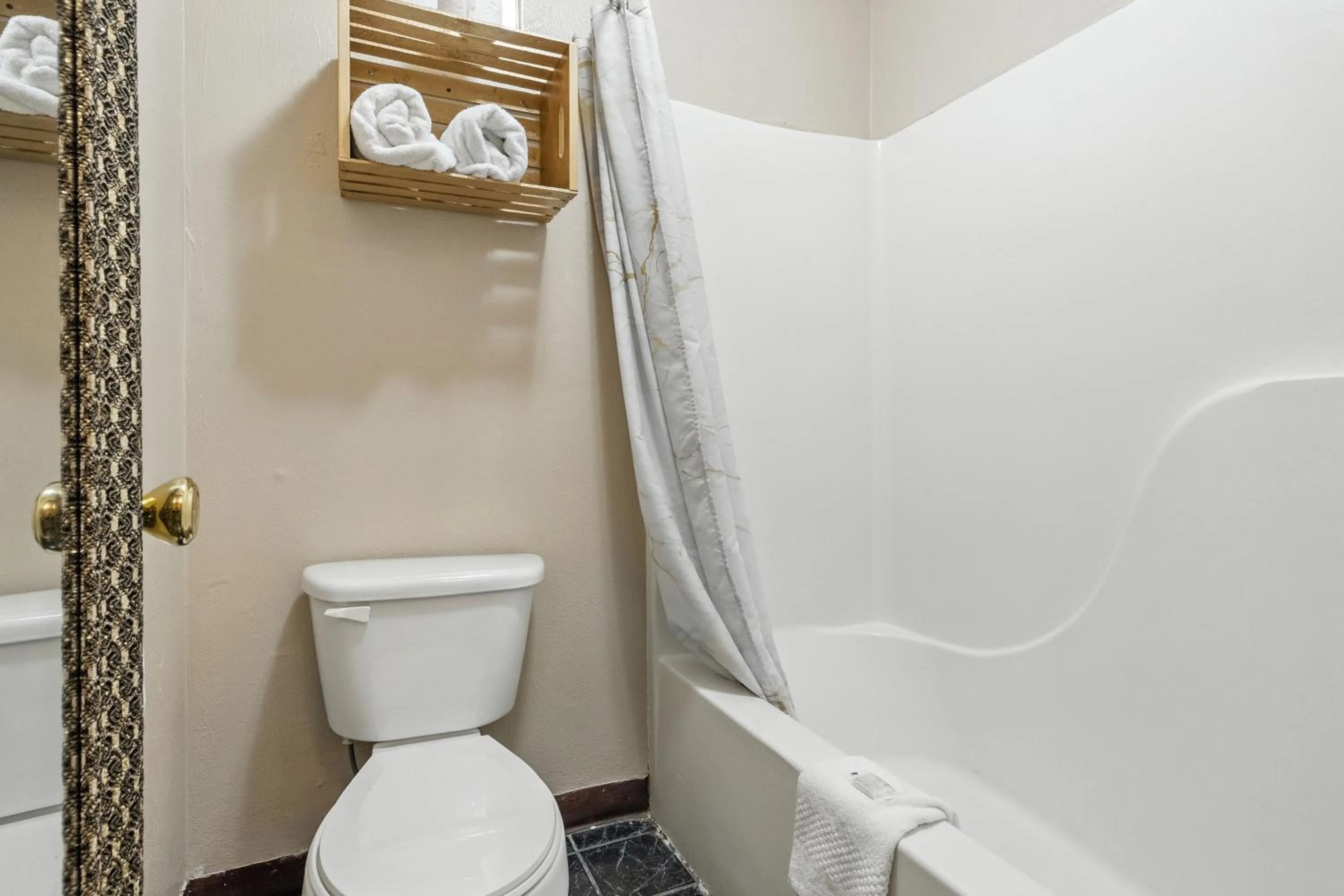 Days Inn & Suites by Wyndham Terre Haute