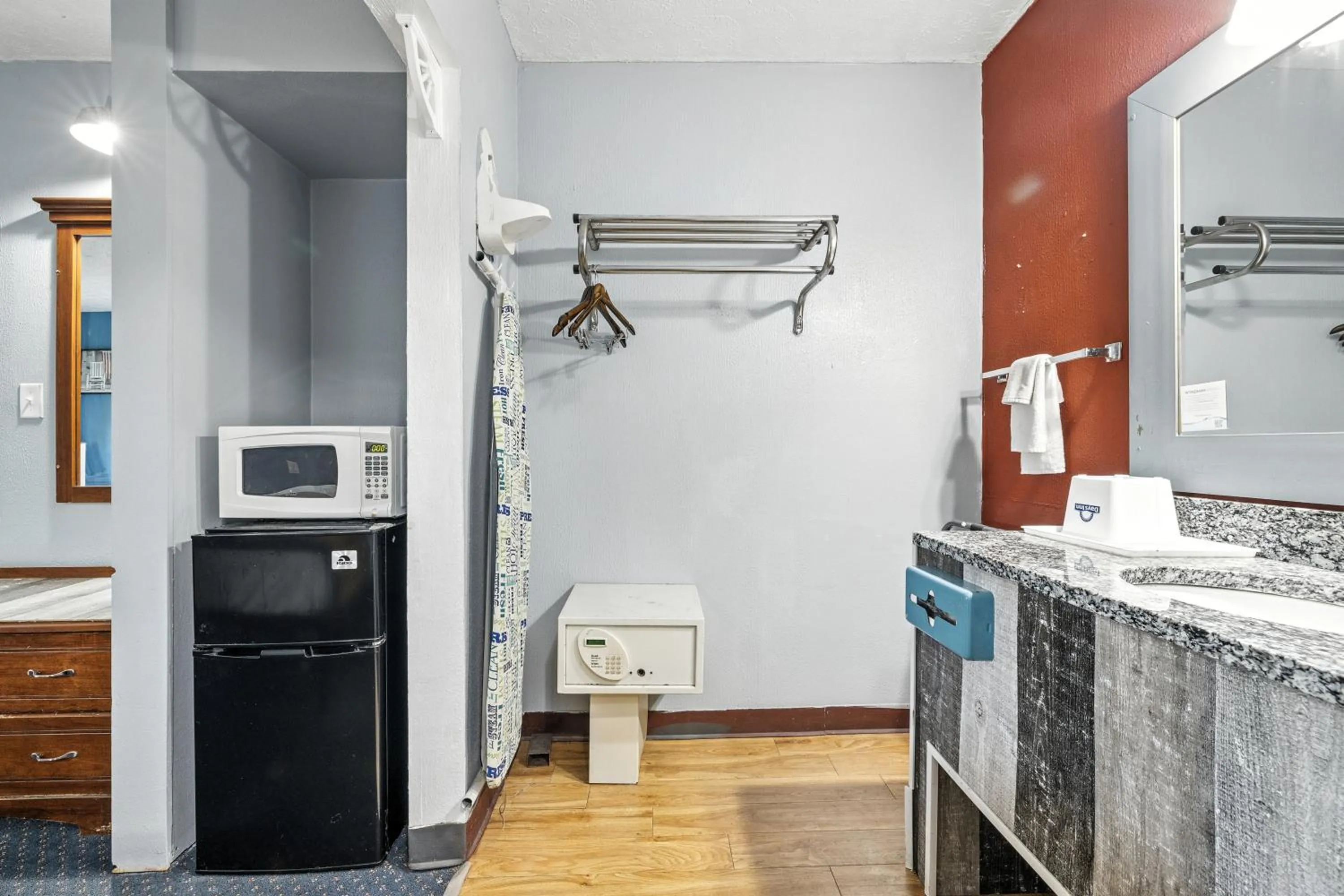 Days Inn & Suites by Wyndham Terre Haute