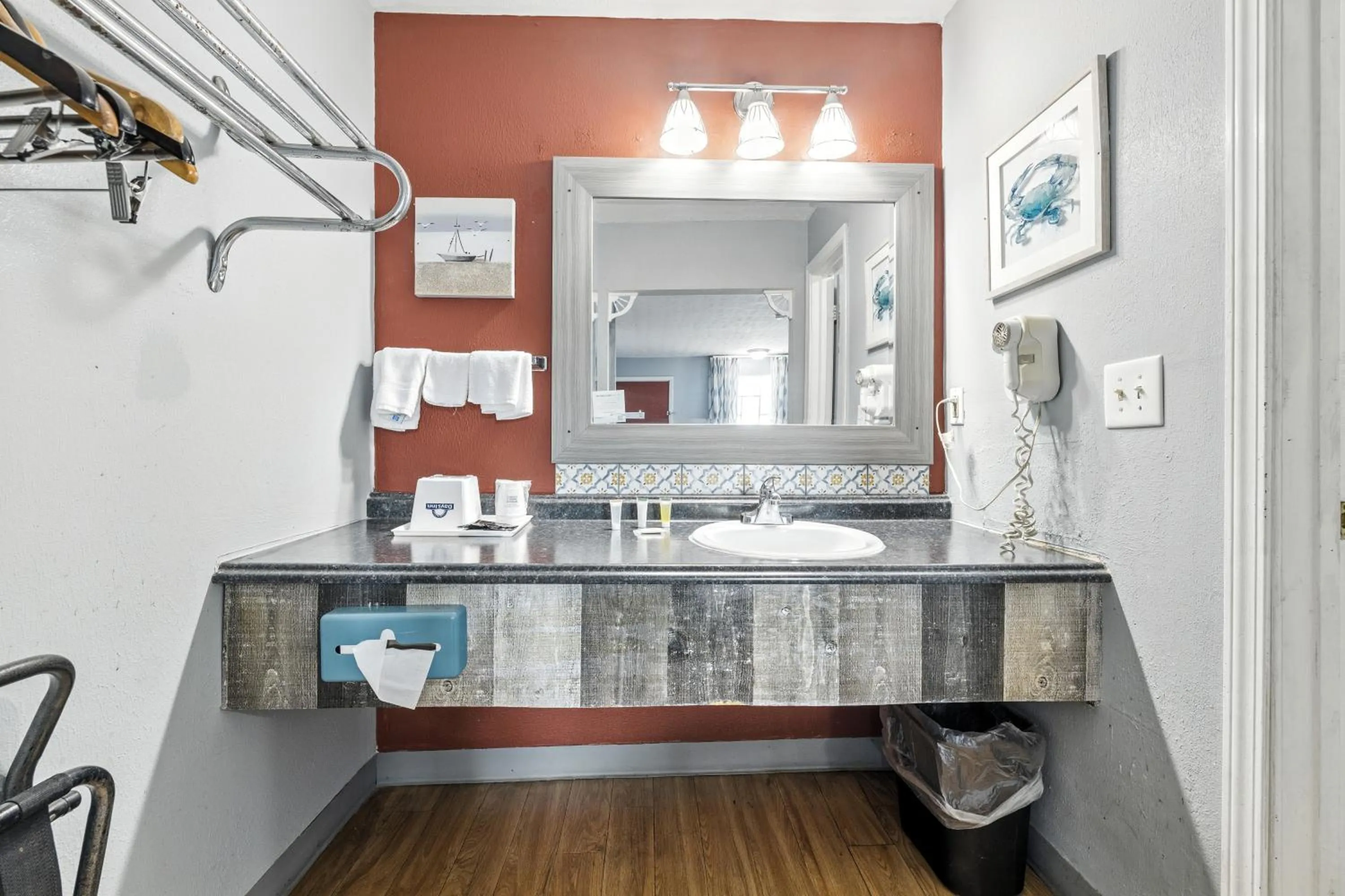 Days Inn & Suites by Wyndham Terre Haute