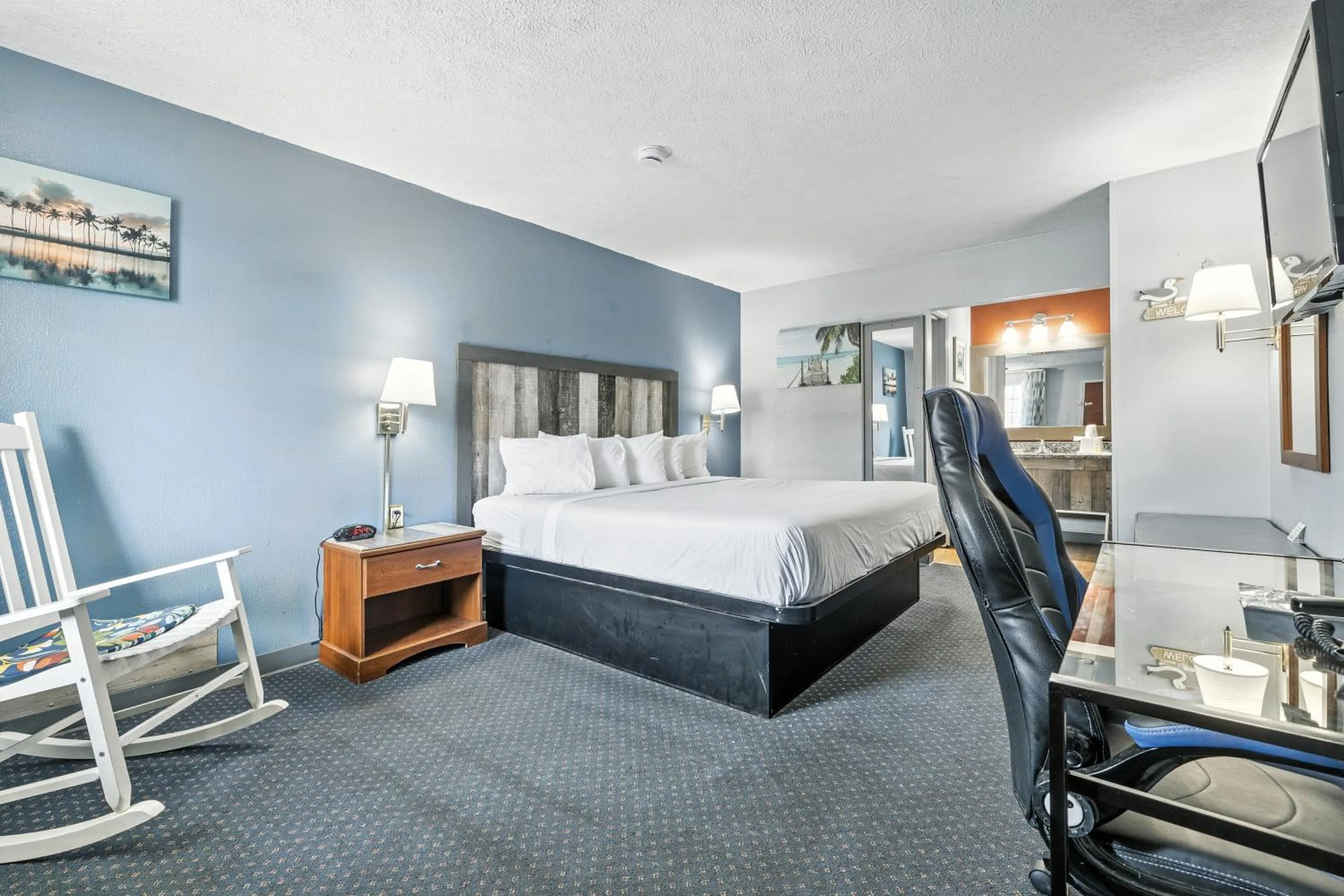 Bed in Days Inn & Suites by Wyndham Terre Haute