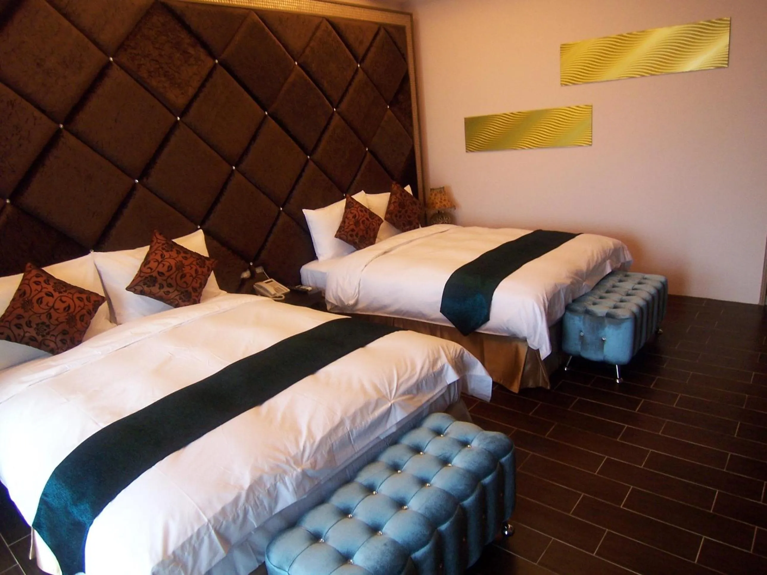 Photo of the whole room, Bed in The Domed Tile B&B