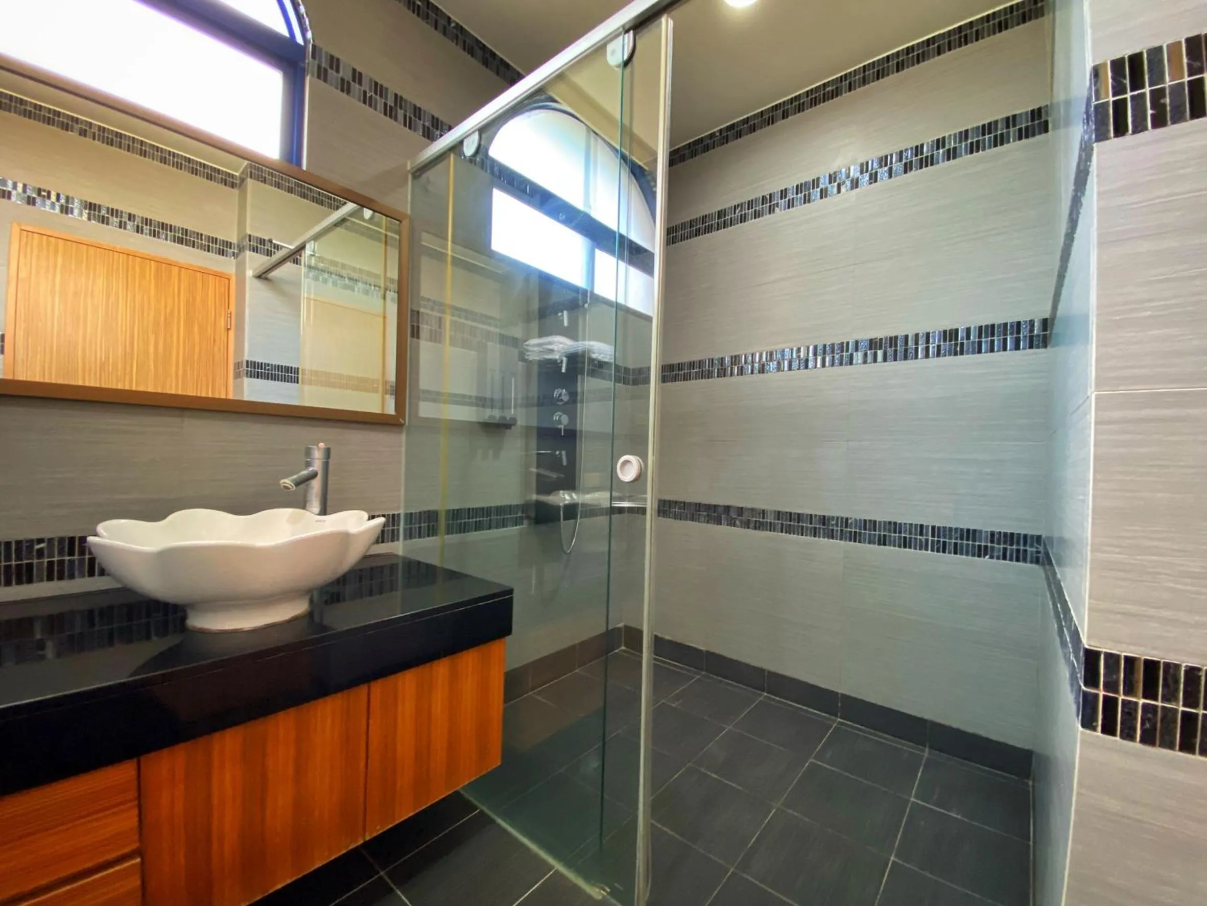 Shower in The Domed Tile B&B