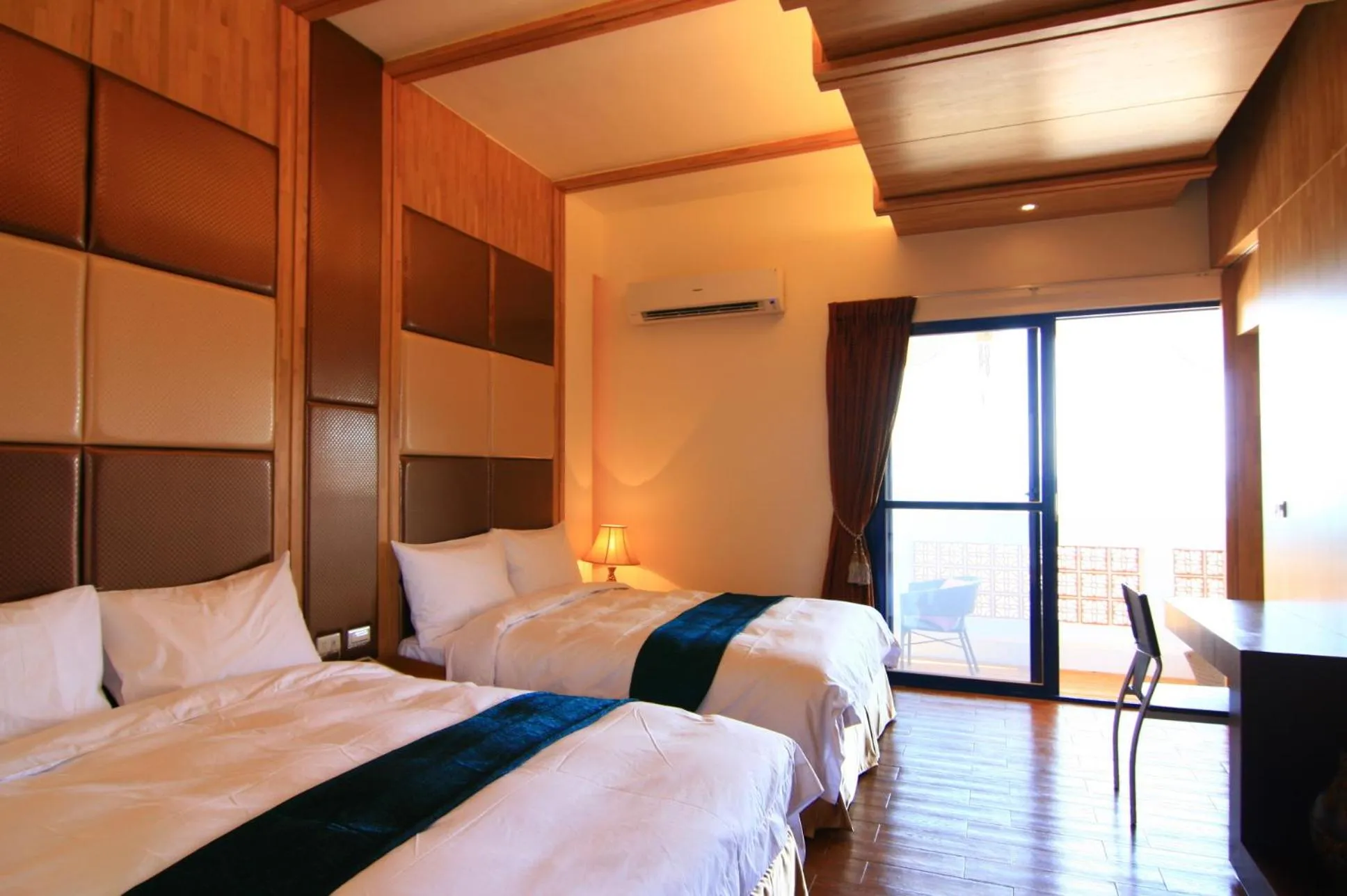 Photo of the whole room, Bed in The Domed Tile B&B