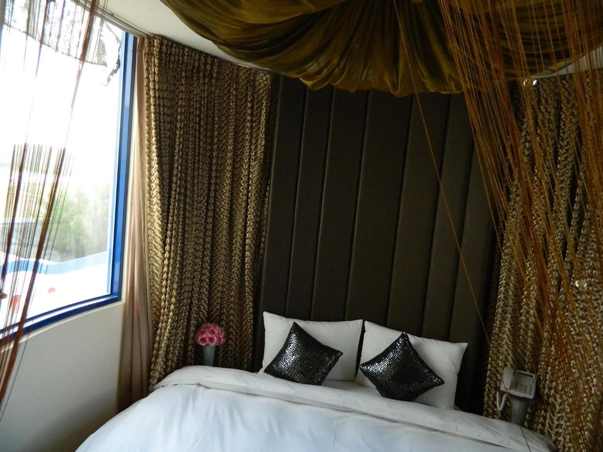 Bed in The Domed Tile B&B