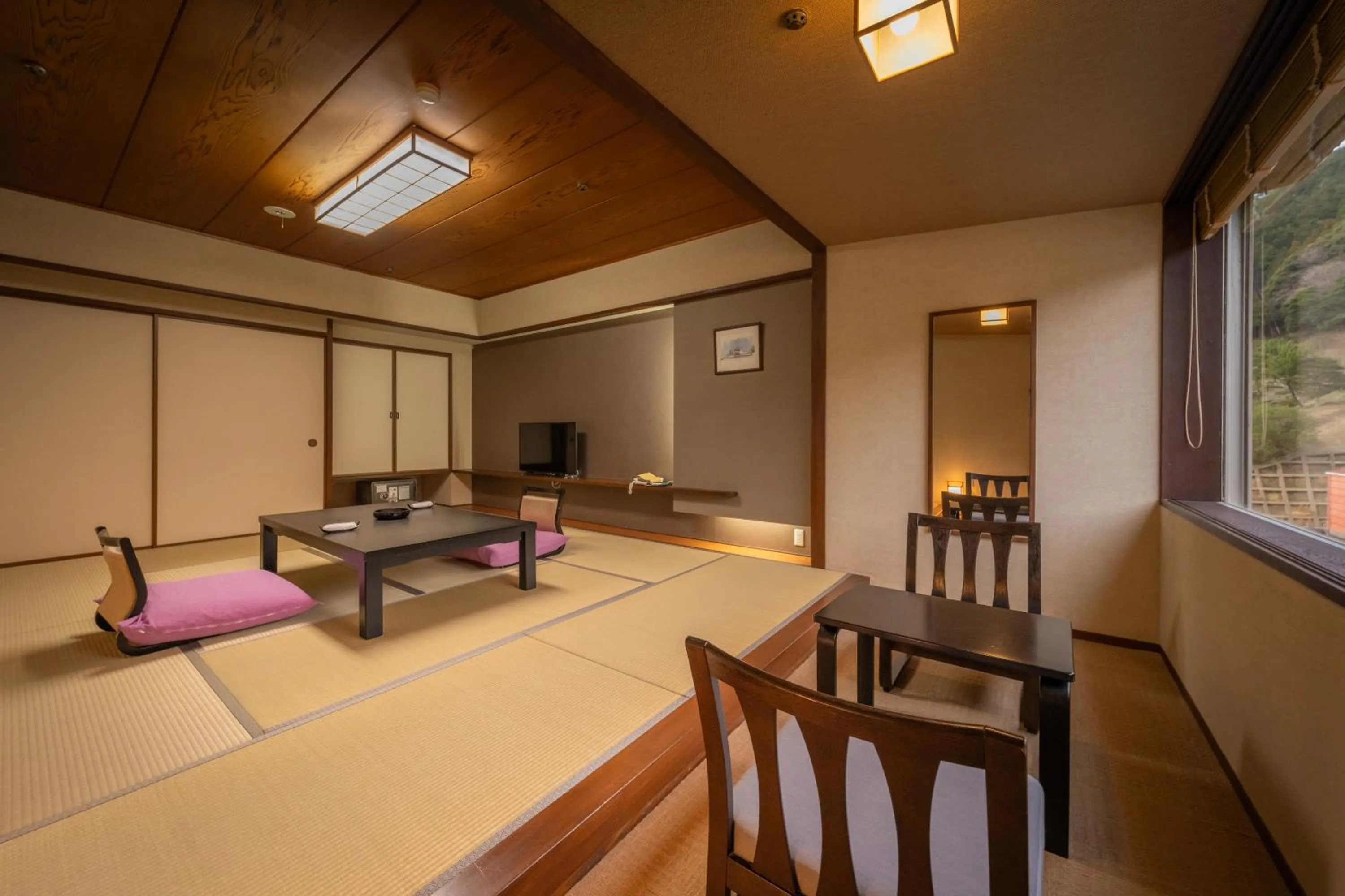 Photo of the whole room in Hagihonjin