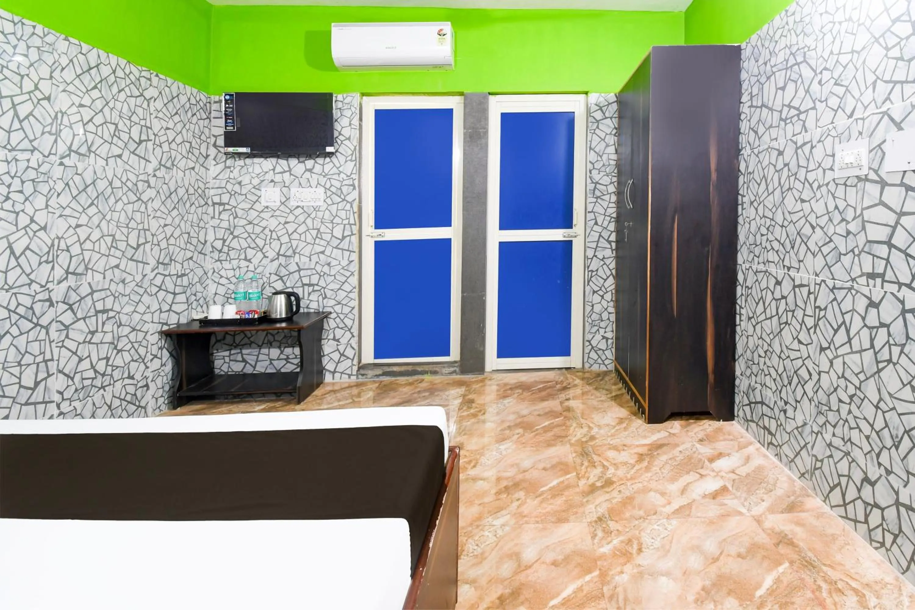 Facade/entrance, Bed in Hotel O The S2 INN