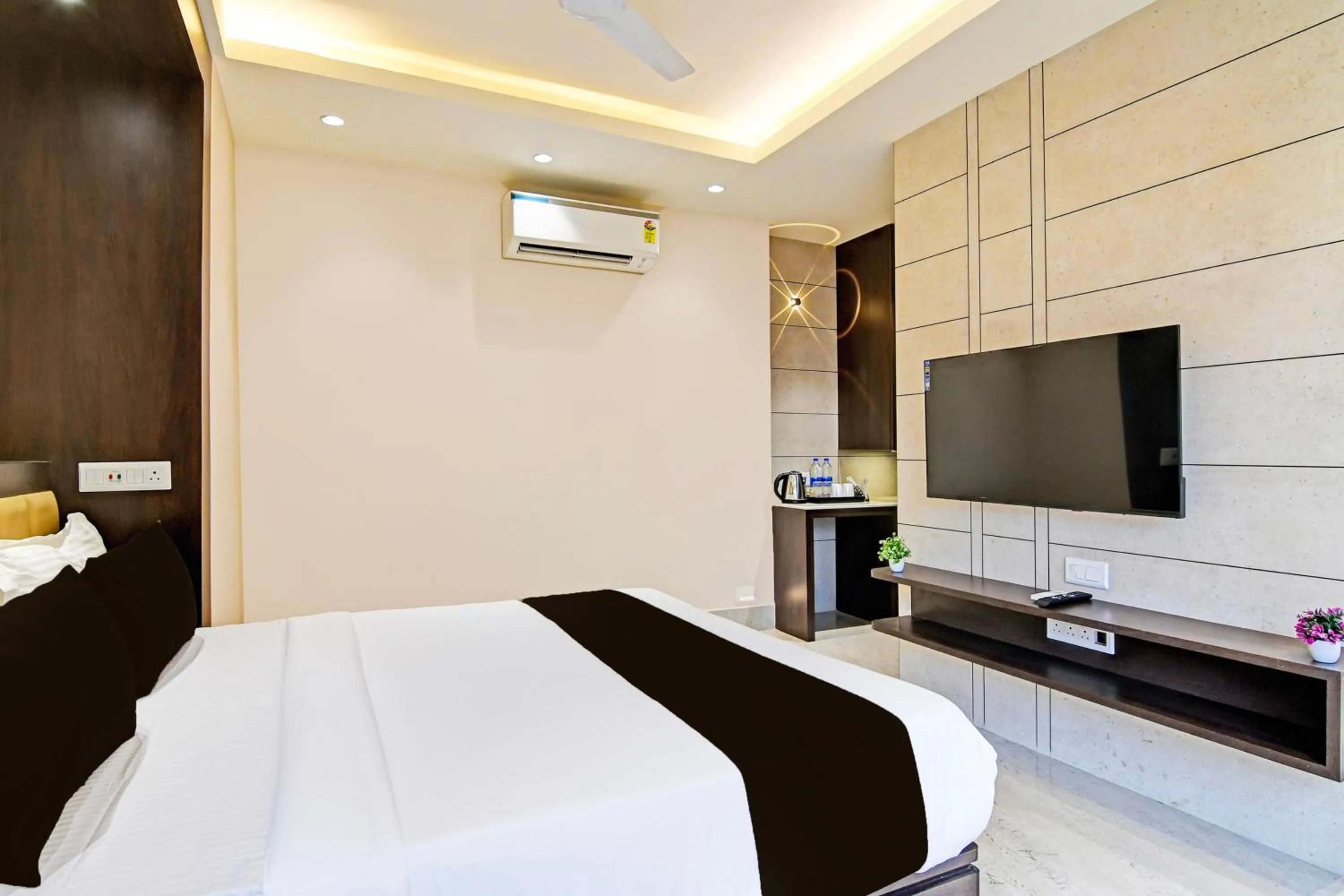 Bedroom, Bed in Super Hotel O SAMOTEL