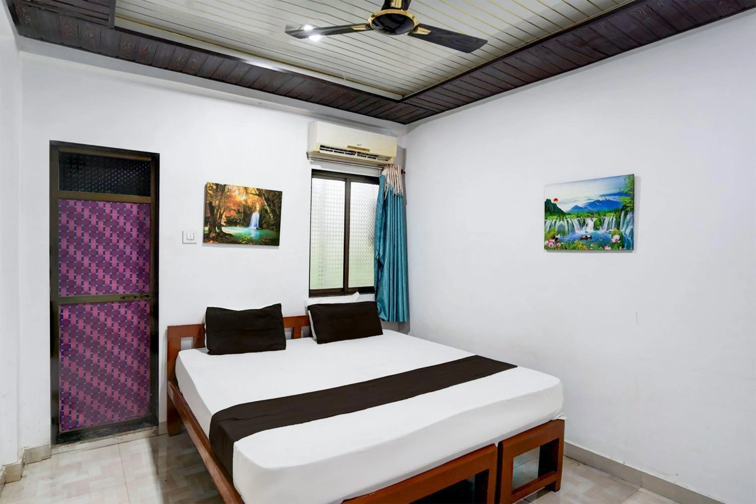 Facade/entrance, Bed in Hotel O Raj Resort