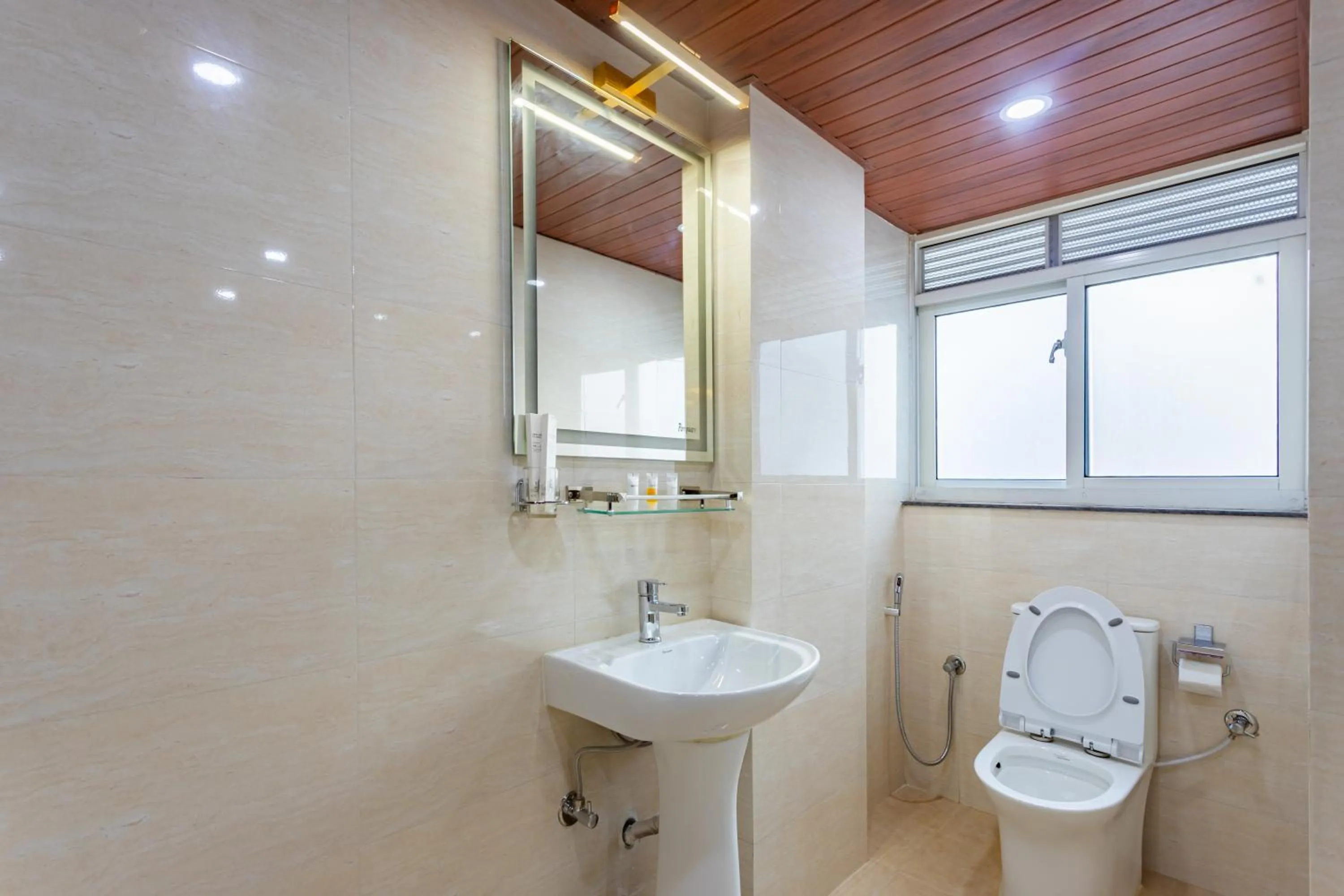 Shower in Airport Diana Hotel